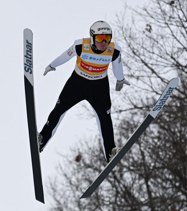 Der slowenische Skispringer Domen Prevc befindet sich im Absprung beim FIS Ski Jumping World Cup in Sapporo