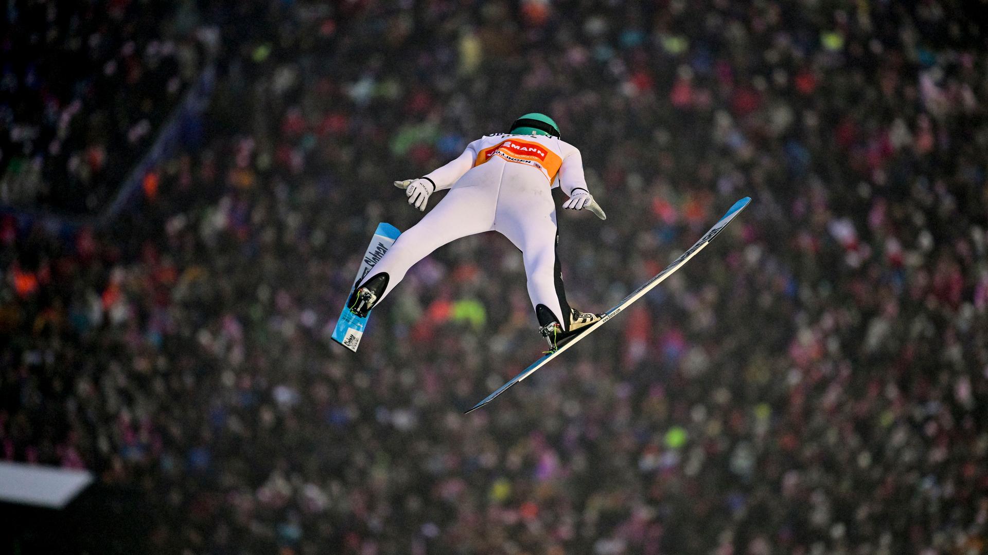 Skispringer Domen Prevc springt beim Weltcup in Wilingen