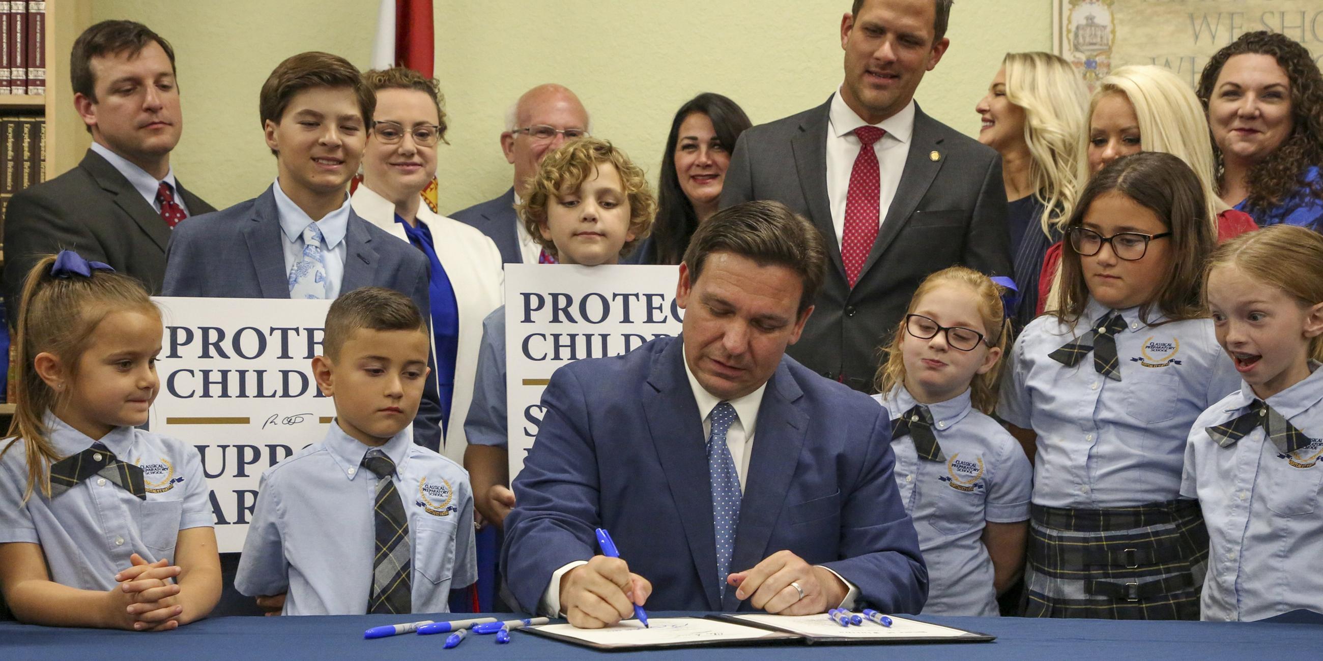 Ron DeSantis, Gouverneur von Florida, unterzeichnet am 28. März 2022, in der Classical Preparatory School in Shady Hills, Florida, das Gesetz über Elternrechte in der Bildung