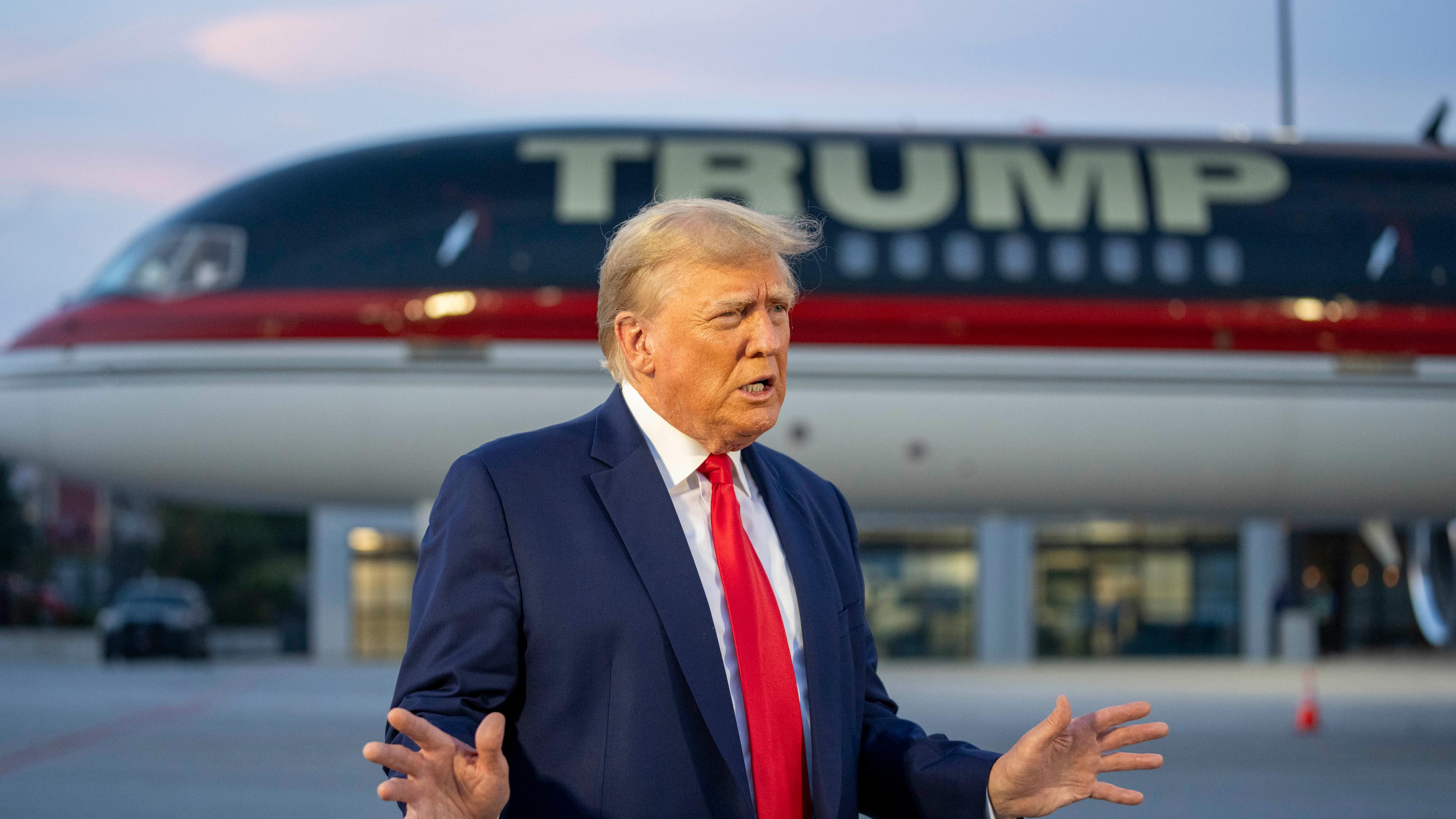 Donald Trump spricht auf dem Hartsfield-Jackson Atlanta International Airport vor einer Abreise.
