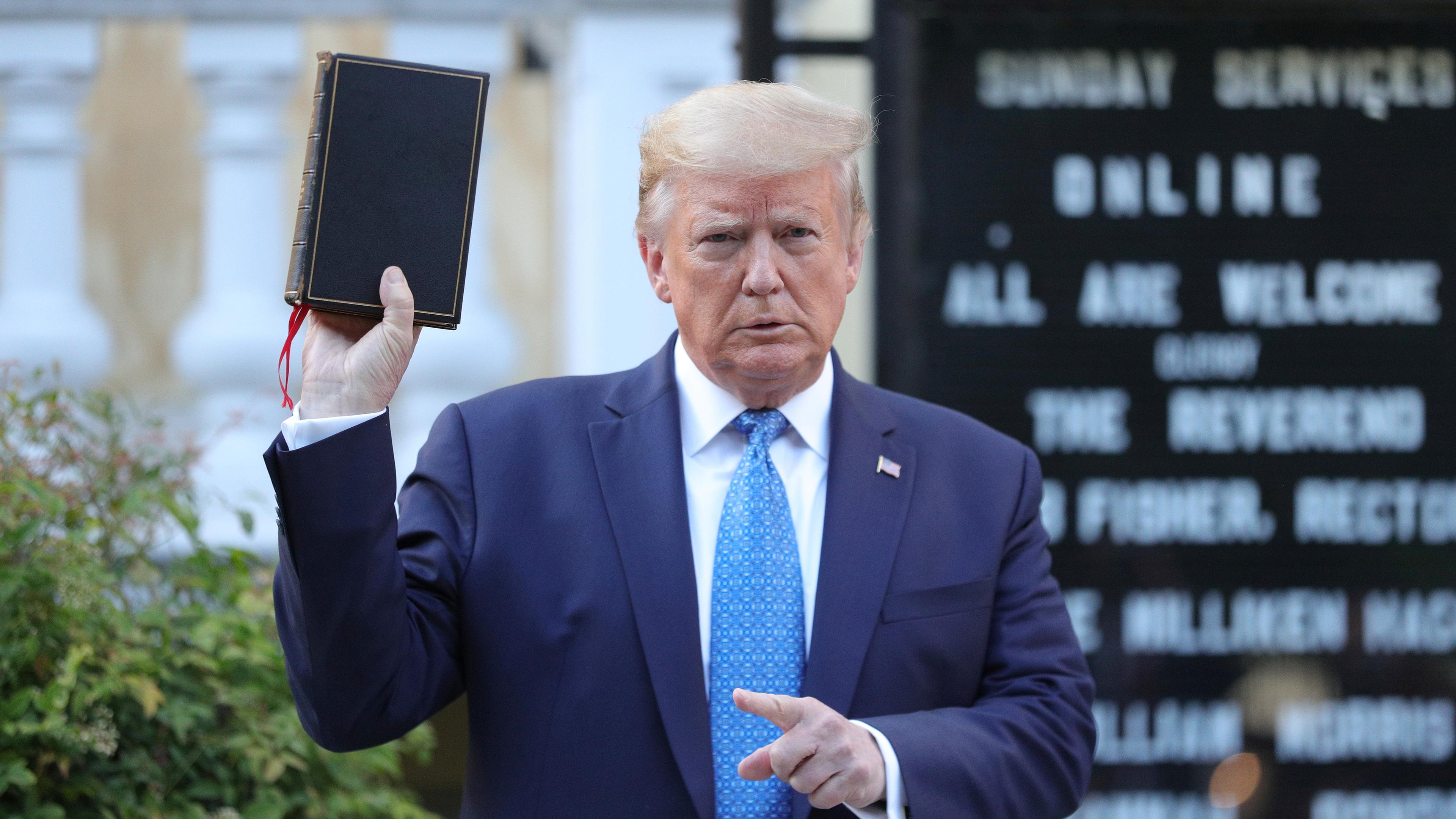 Donald Trump hält eine Bibel während eines Fototermins vor der St. John's Kirche in Washington, aufgenommen am 02.06.2020