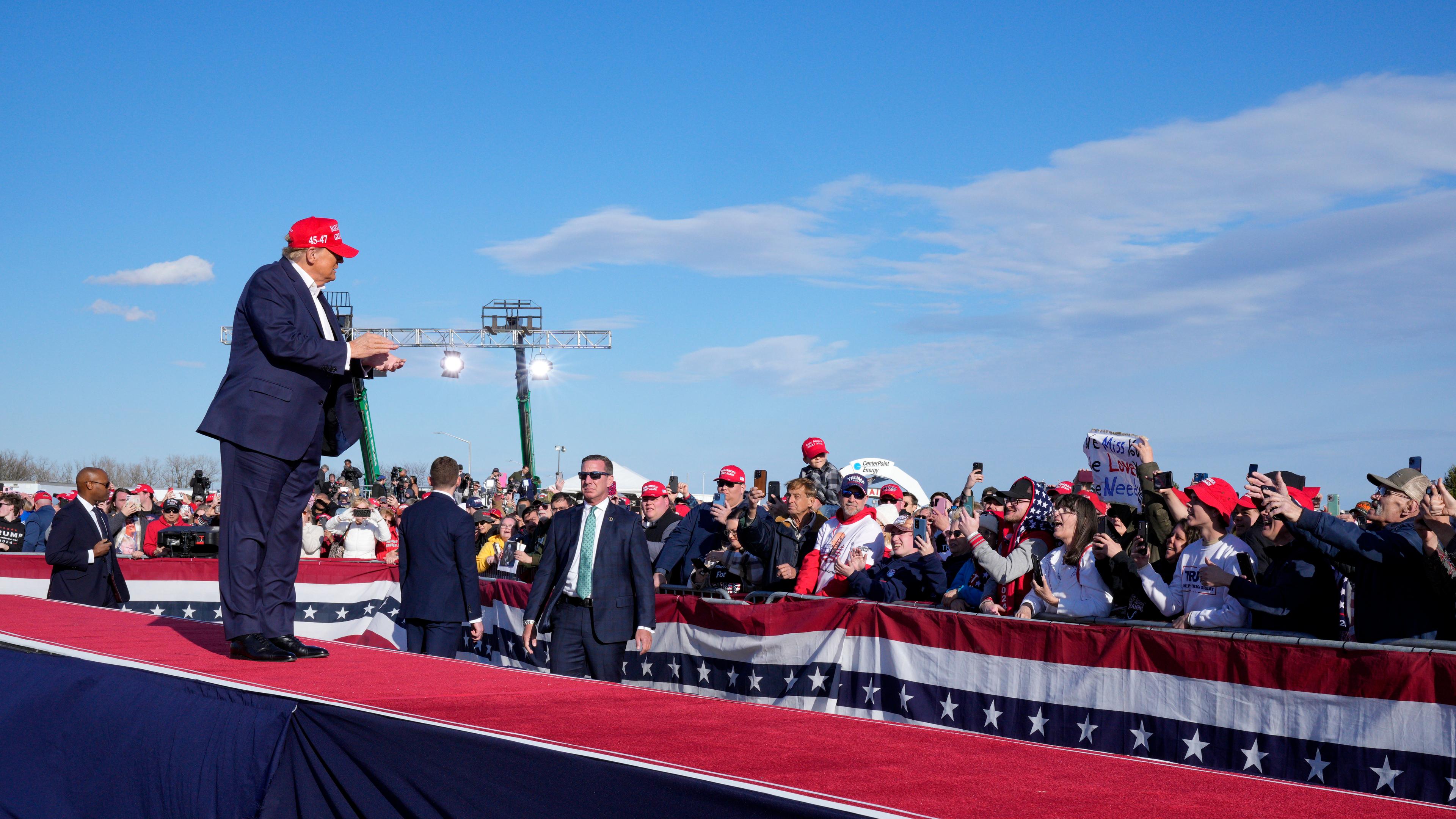 Donald Trump gestikuliert nach einer Wahlkampfveranstaltung am Samstag, 16.03.2024, in Ohio, in die Menge.