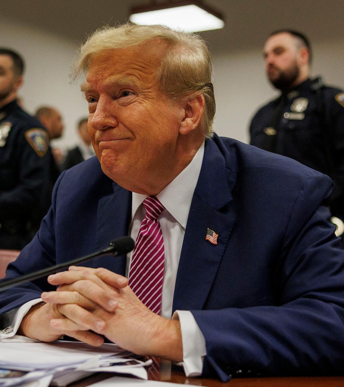 Donald Trump sitzt am 19.04.2024 am Tisch des Angeklagten im Manhattan Criminal Court in New York, New York, USA.