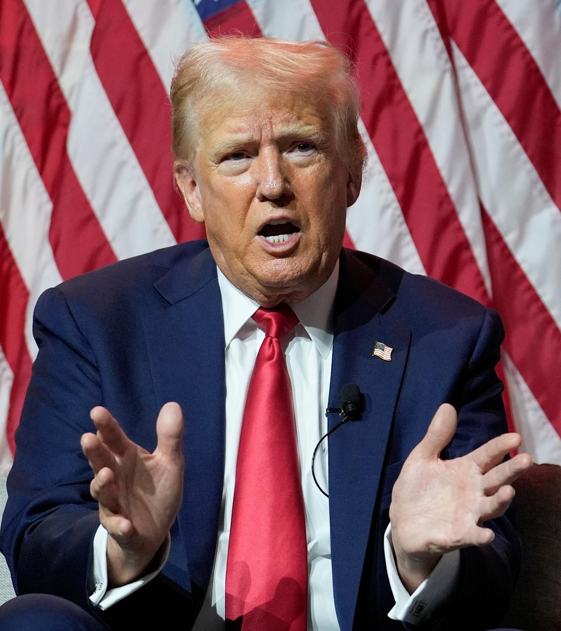 Donald Trump spricht bei einer Veranstaltung.