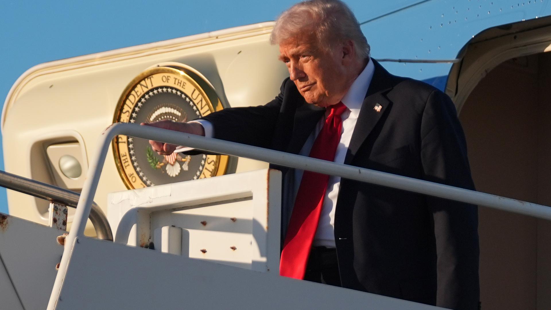 Ein Mann steigt aus einem Flugzeug.