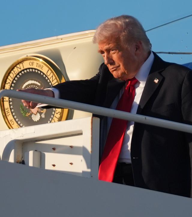 Ein Mann steigt aus einem Flugzeug.