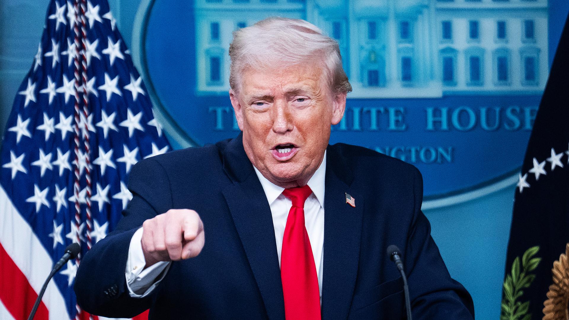 US-Präsident Donald Trump blättert in einem Buch über die Erfolge seiner Regierung, aufgenommen am 20.01.2026 in Washington (USA)