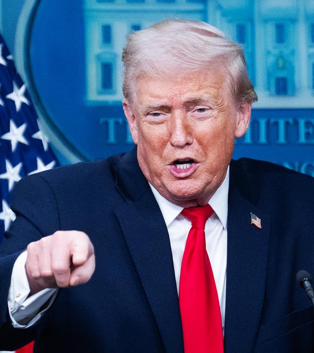 US-Präsident Donald Trump blättert in einem Buch über die Erfolge seiner Regierung, aufgenommen am 20.01.2026 in Washington (USA)