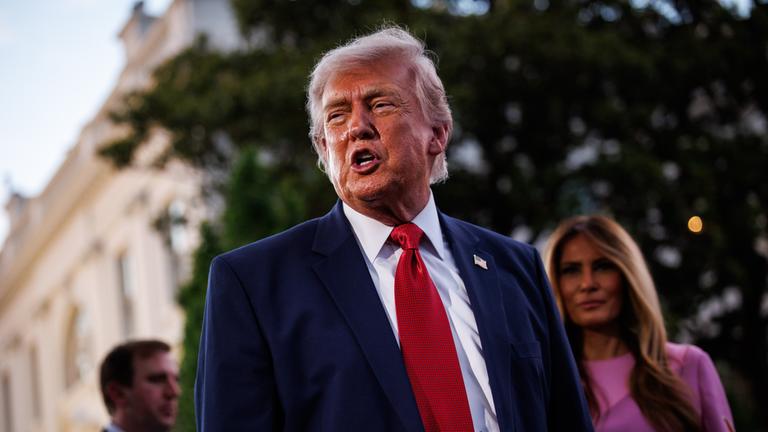 US-Präsident Donald Trump wendet sich an die Fotografen des Pressepools