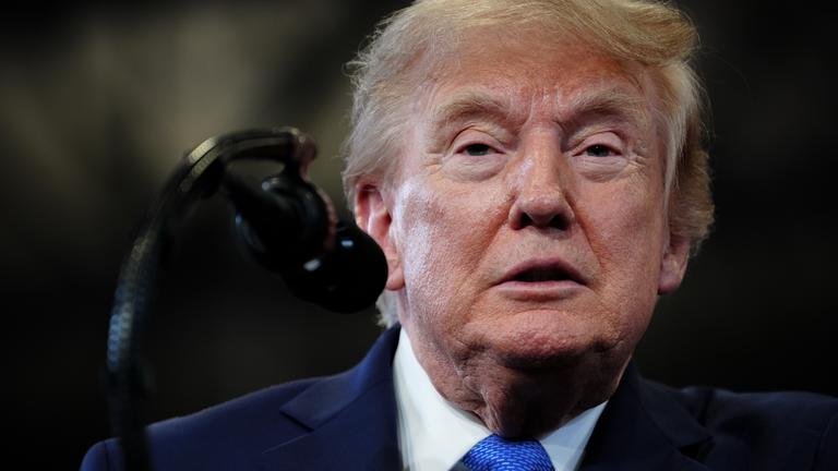 Präsident Donald Trump hält eine Rede im David Mack Center for Training and Intelligence.
