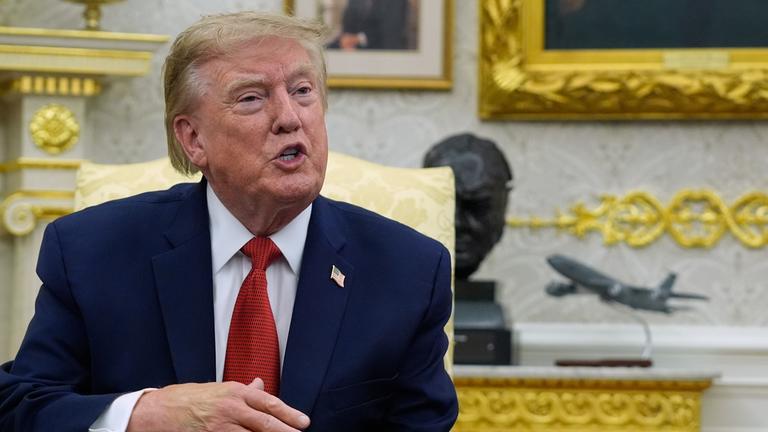 US-Präsident Donald Trump spricht im Oval Office des Weißen Hauses.