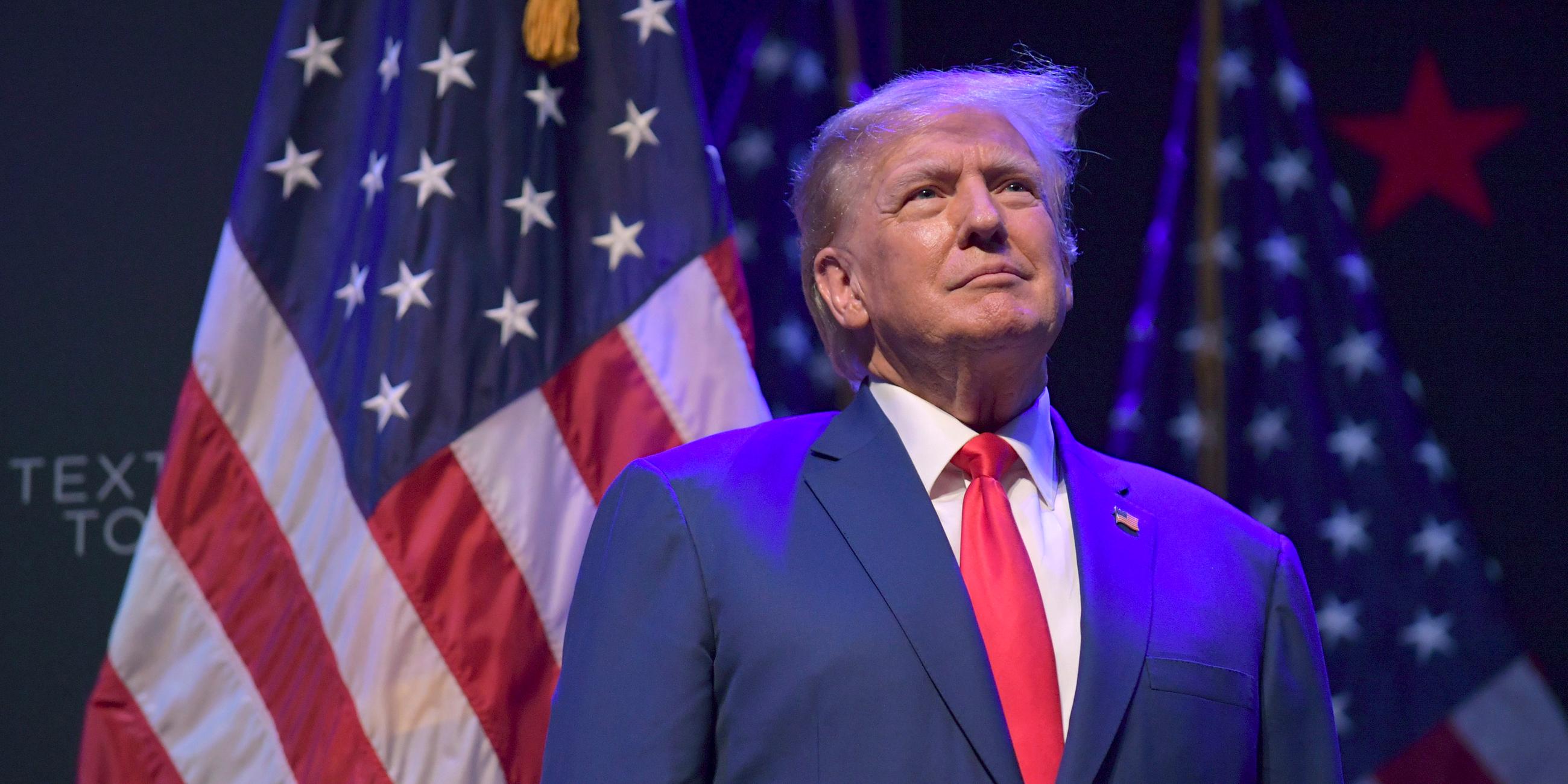 Donald Trump, ehemaliger Präsident der USA, macht eine Pause während seiner Rede bei einer Wahlkampfveranstaltung in Davenport, Iowa.