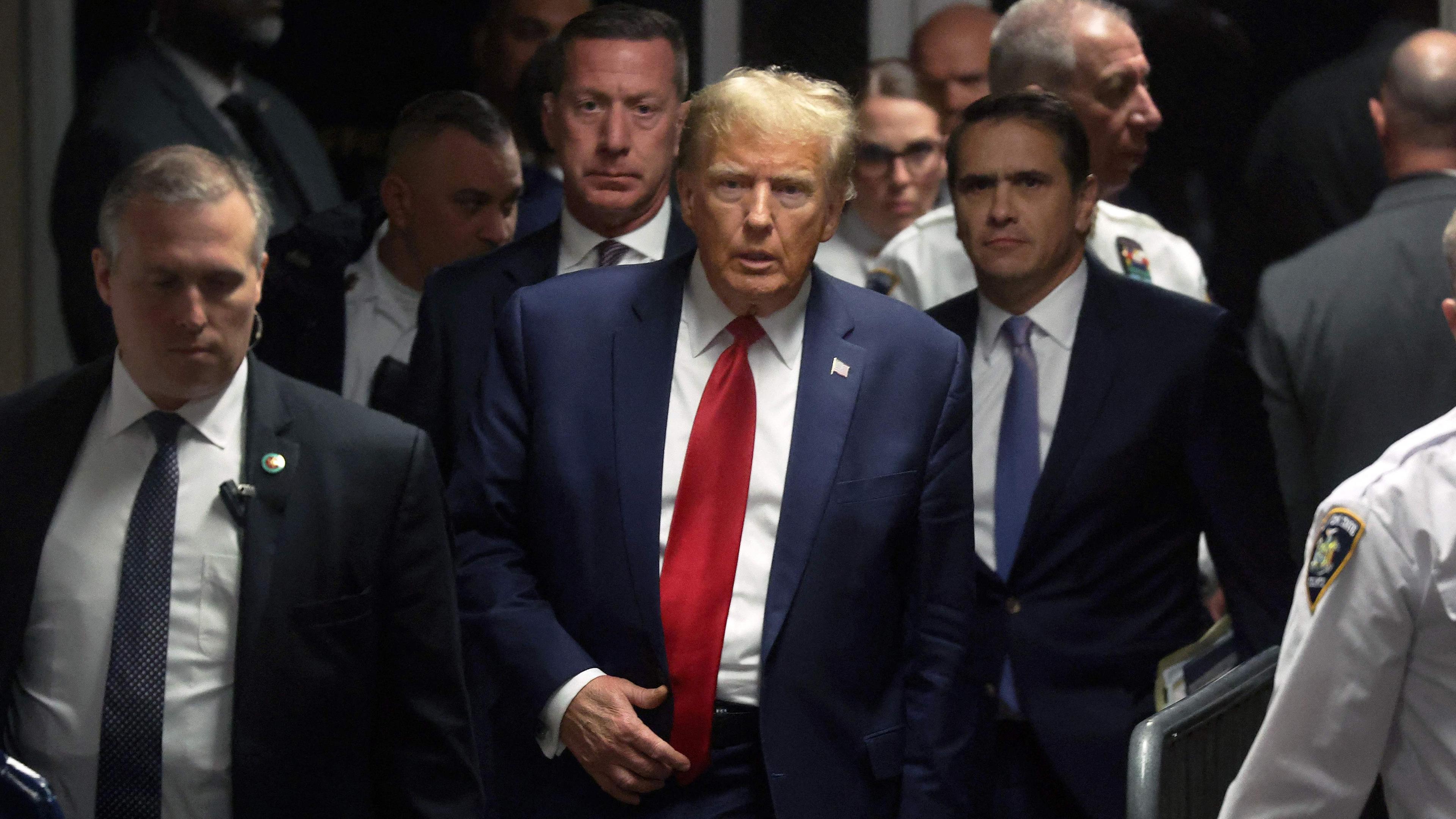 Der republikanische Präsidentschaftskandidat und ehemalige US-Präsident Donald Trump verlässt am 15. Februar 2024 in New York City eine Vorverhandlung in einem Schweigegeldverfahren vor dem Manhattan Criminal Court. 