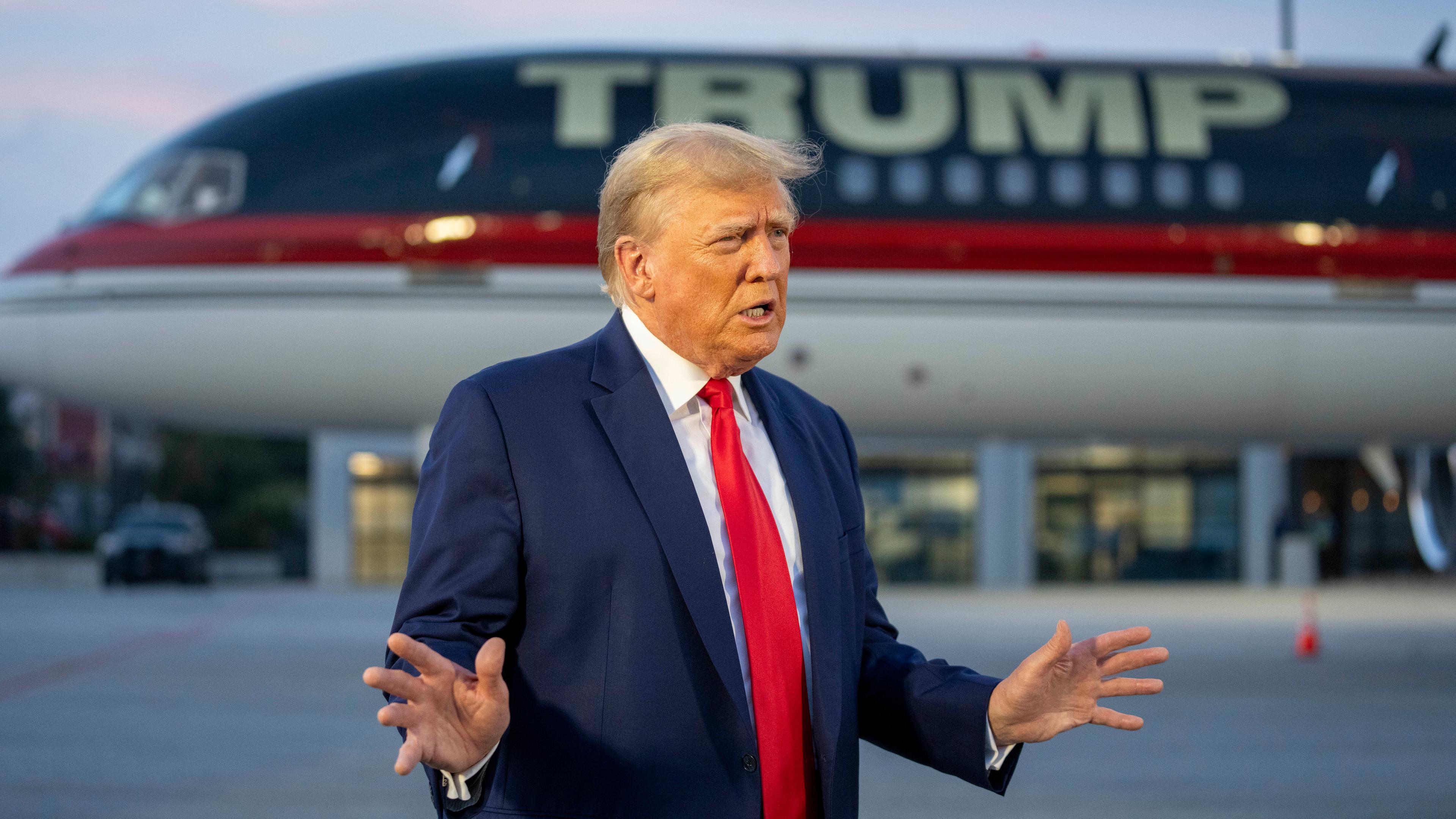 Donald Trump vor seinem Flugzeug in Atlanta