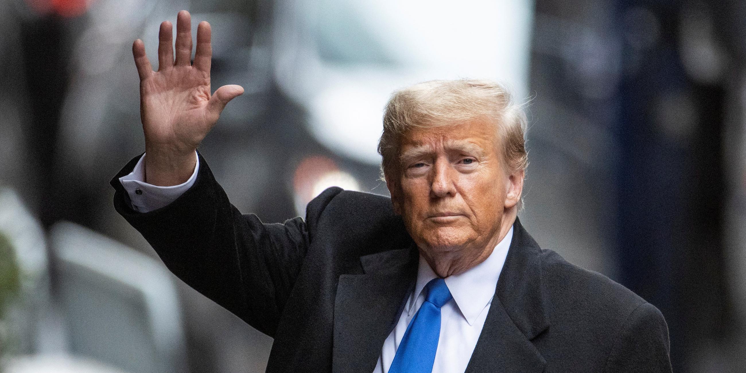 Der ehemalige US-Präsident Donald Trump hebt die Hand zum Gruß seiner Unterstützer.
