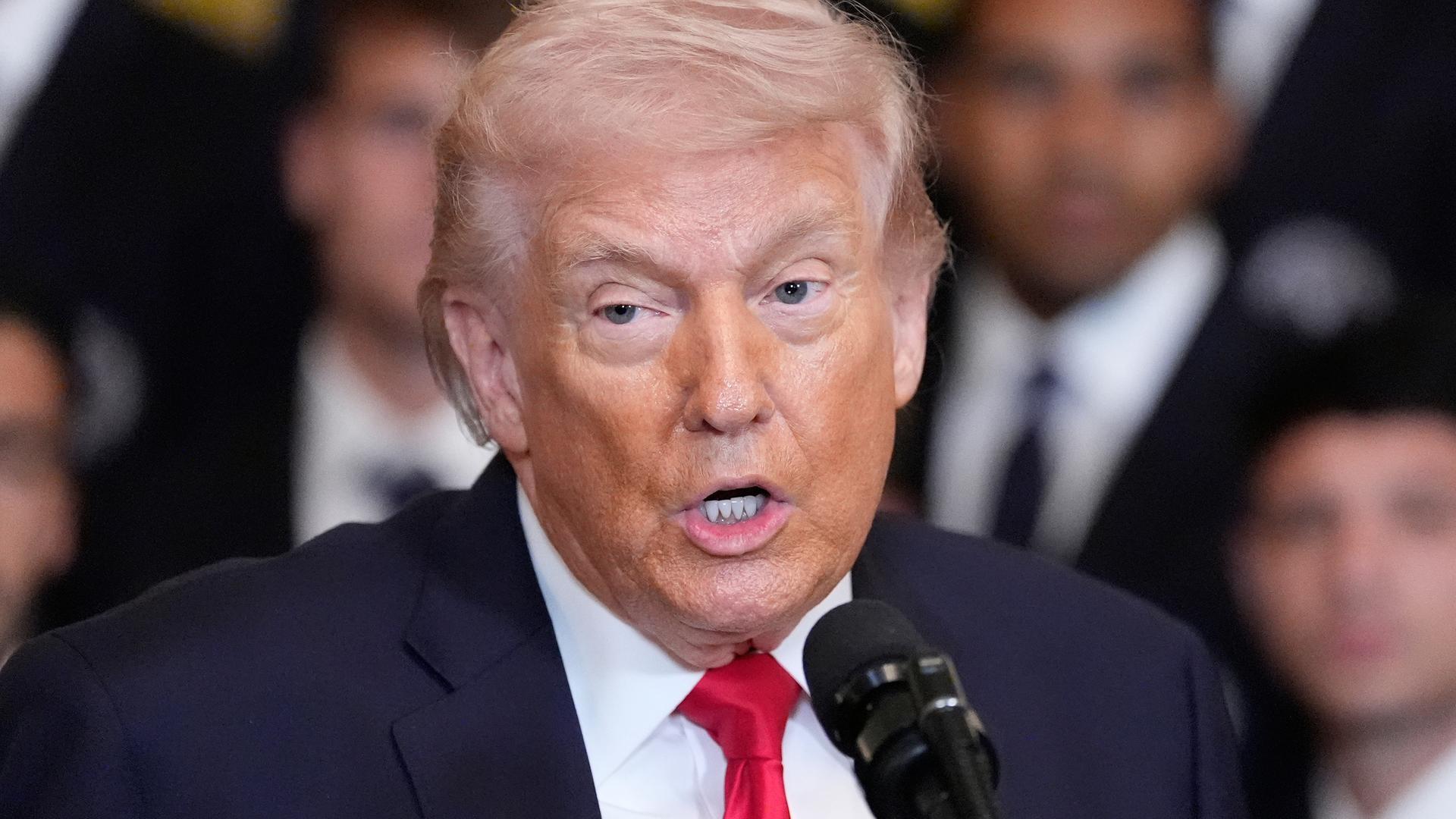 05.03.2026, USA, Washington: US-Präsident Donald Trump spricht über den Iran-Krieg während einer Veranstaltung zu Ehren des Meisters der Major League Soccer 2025, Inter Miami CF, im East Room des Weißen Hauses.