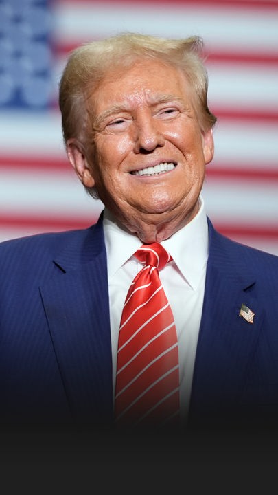 "Donald Trump: Rückkehr an die Macht": Vor der amerikanischen Flagge lächelt Trump in die Kamera