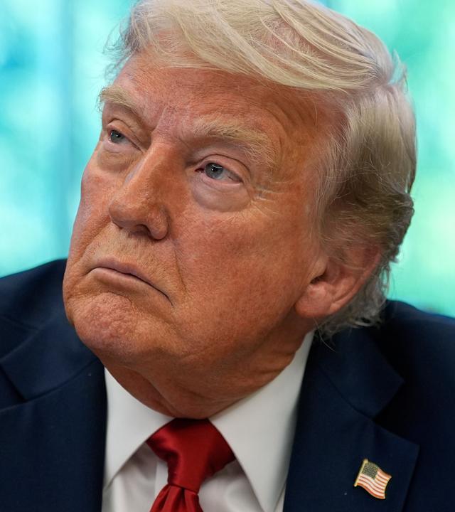 Präsident Donald Trump spricht am Mittwoch, den 23. April 2025, im Oval Office des Weißen Hauses in Washington mit Reportern, während er Durchführungsverordnungen zum Bildungsbereich unterzeichnet.