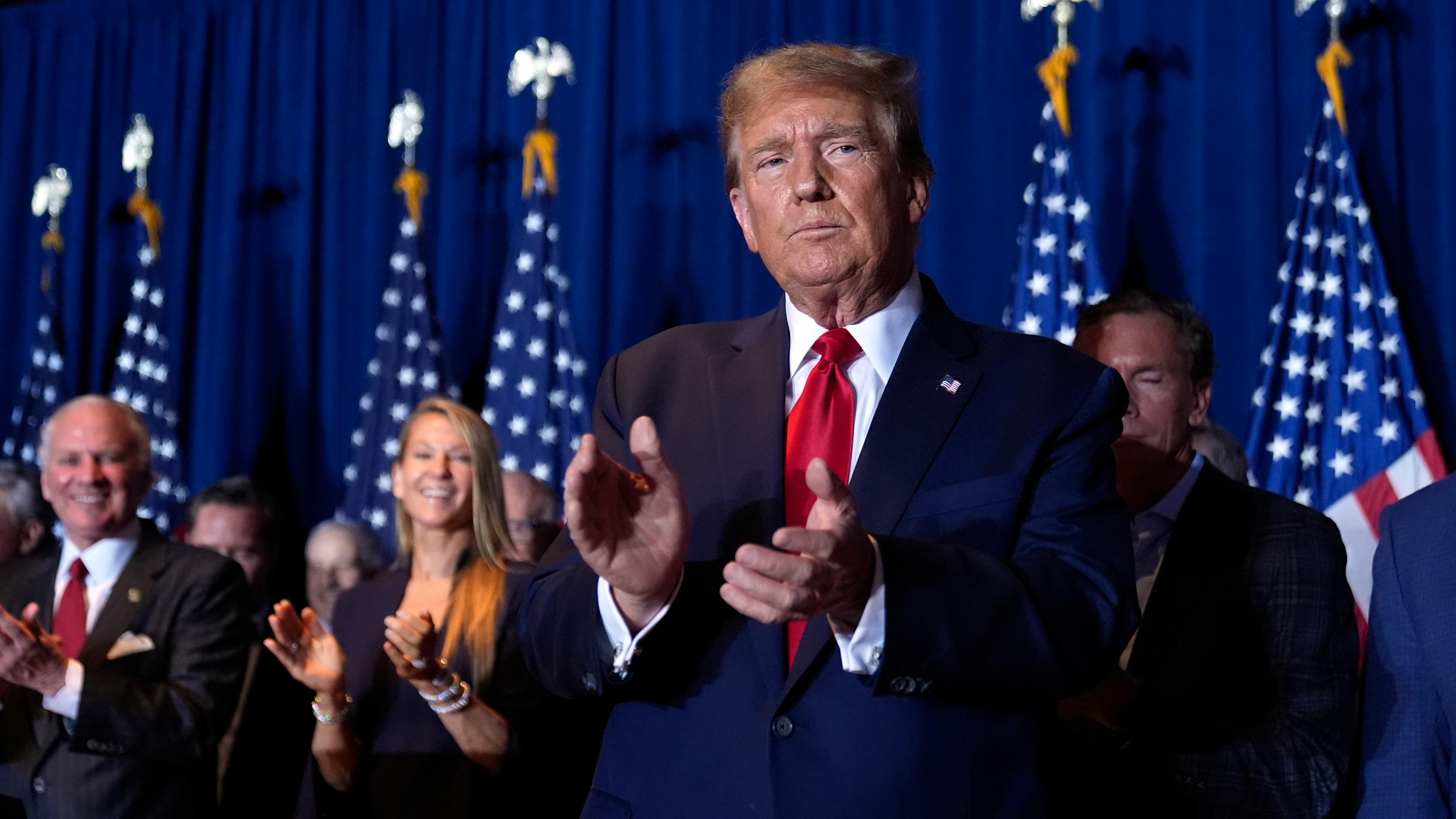 onald Trump, ehemaliger US-Präsident und Bewerber um die Präsidentschaftskandidatur der Republikaner, reagiert bei einer Vorwahlparty auf dem South Carolina State Fairgrounds. 