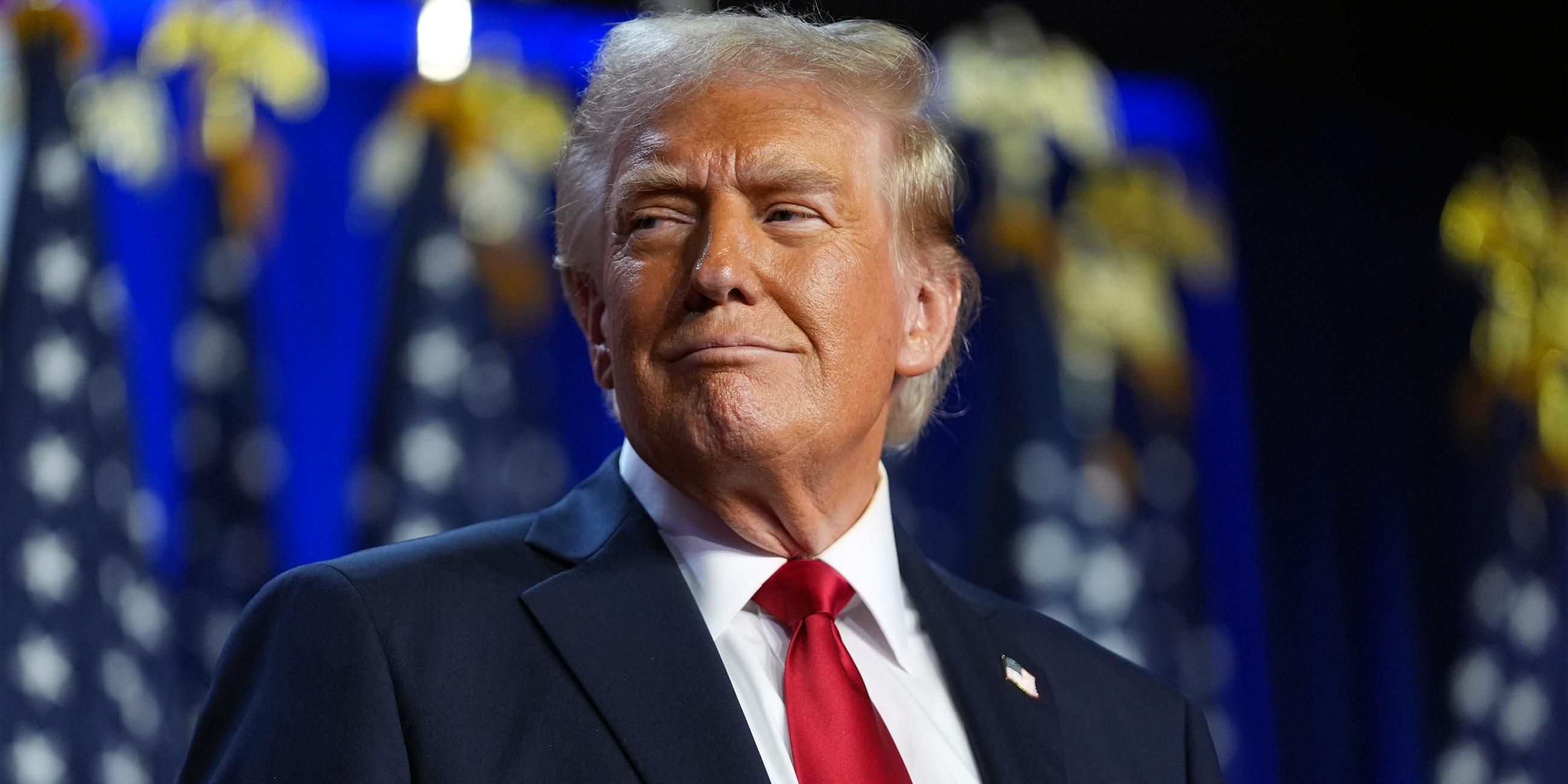 Der republikanische Präsidentschaftskandidat und ehemalige Präsident Donald Trump kommt am Mittwoch, 6. November 2024, zu einer Wahlparty im Palm Beach Convention Center in West Palm Beach, Florida