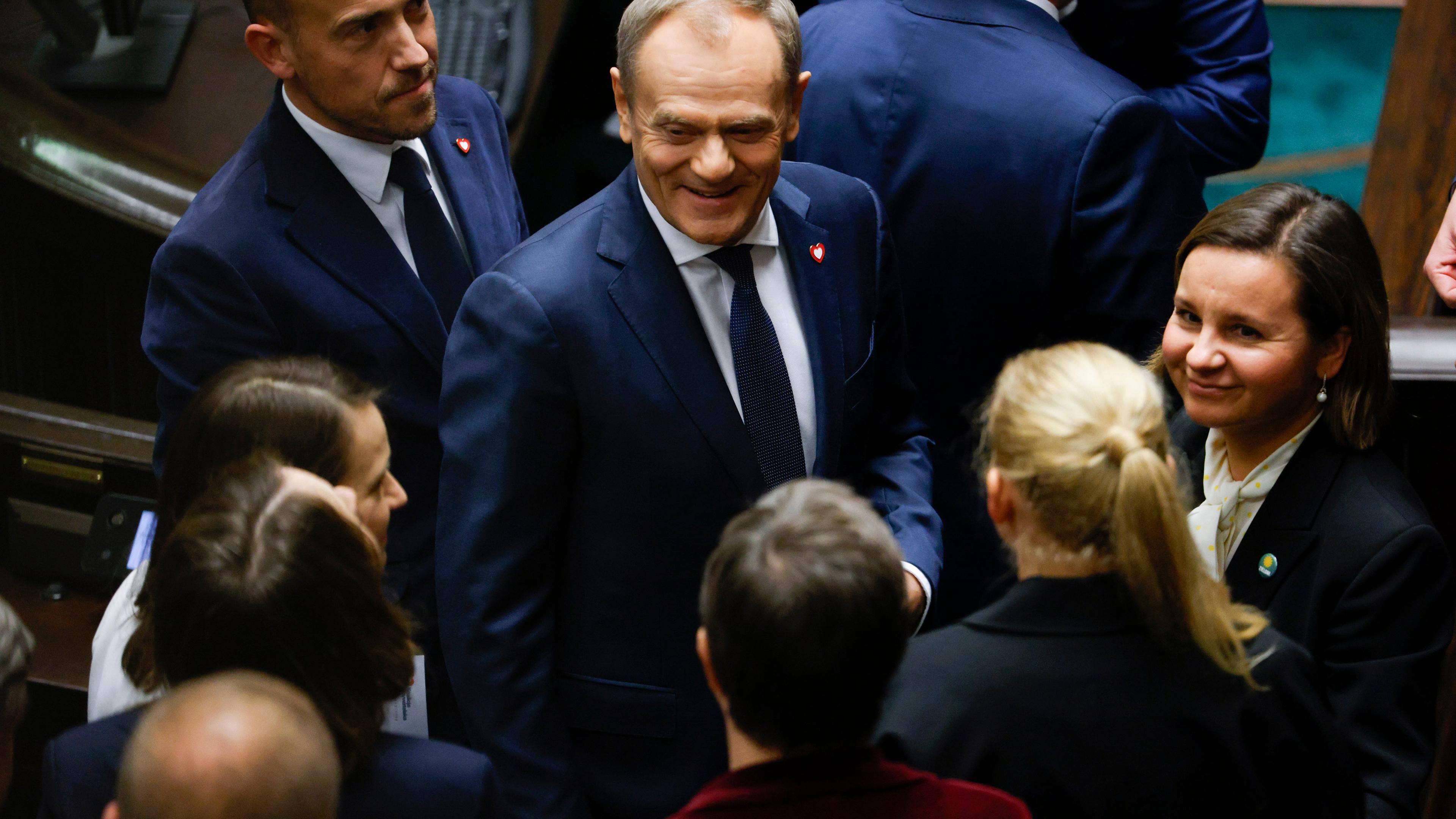 Polen, Warschau: Donald Tusk (M), Oppositionsführer, reagiert nach der Vertrauensabstimmung über die Regierung des polnischen Premierministers Morawiecki.