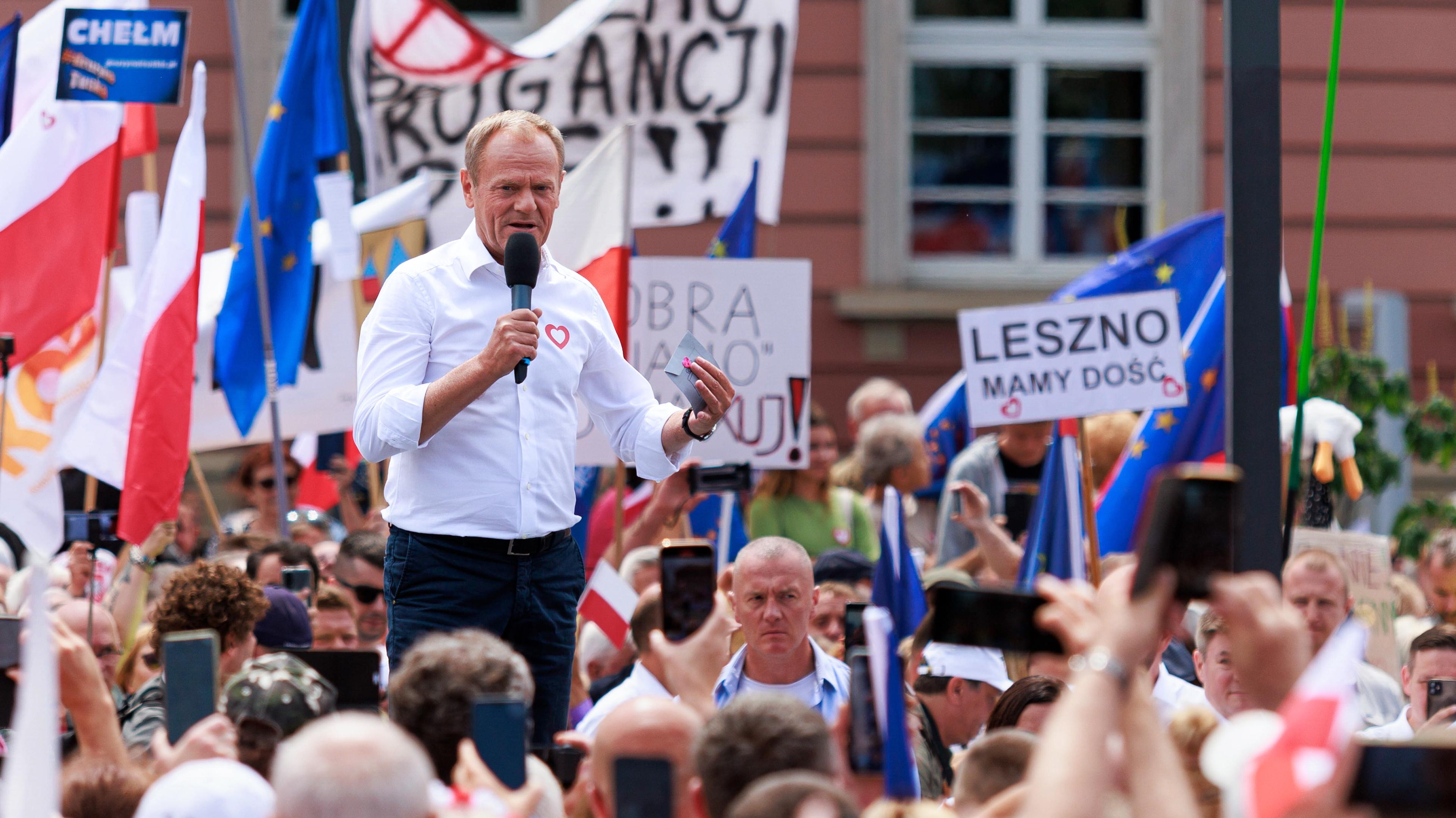 Der polnische Oppositionsführer Donald Tusk spricht auf einer Kundgebung in Breslau