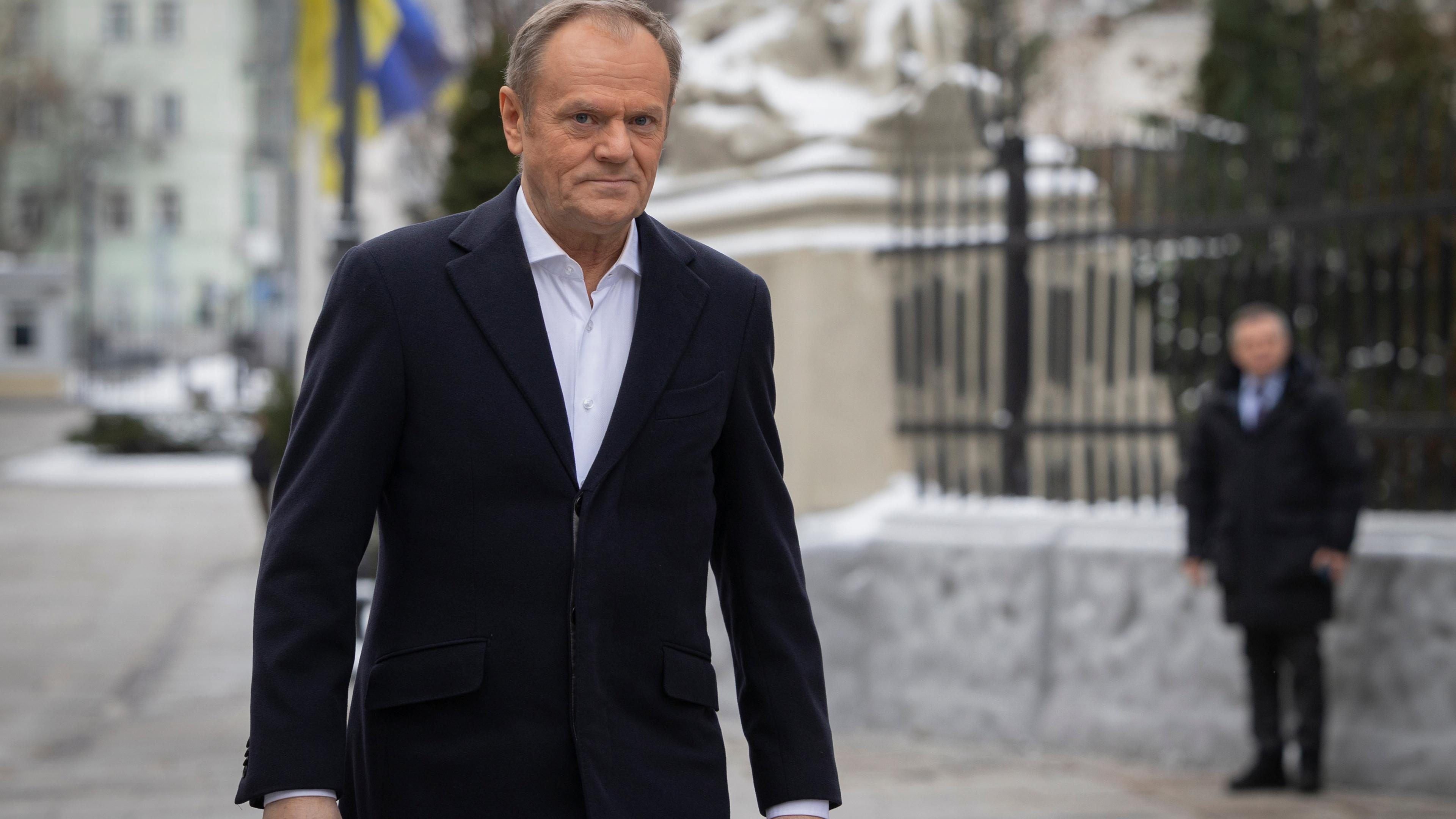 Polens neuer Ministerpräsident Donald Tusk kommt gerade beim Büro des ukrainischen Präsidenten an