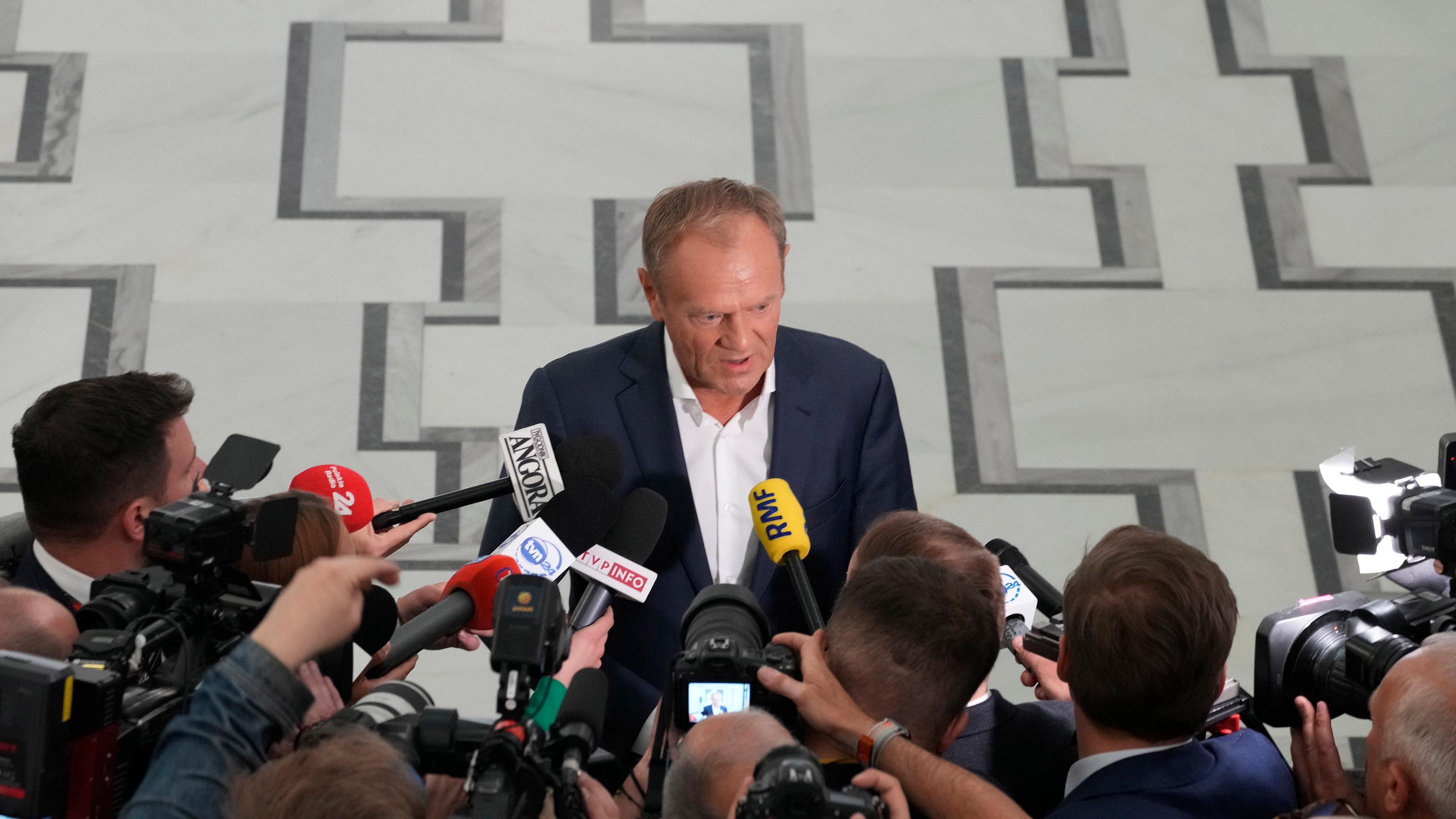 Polens Oppositionsführer Donald Tusk beim Gespräch mit Reportern.