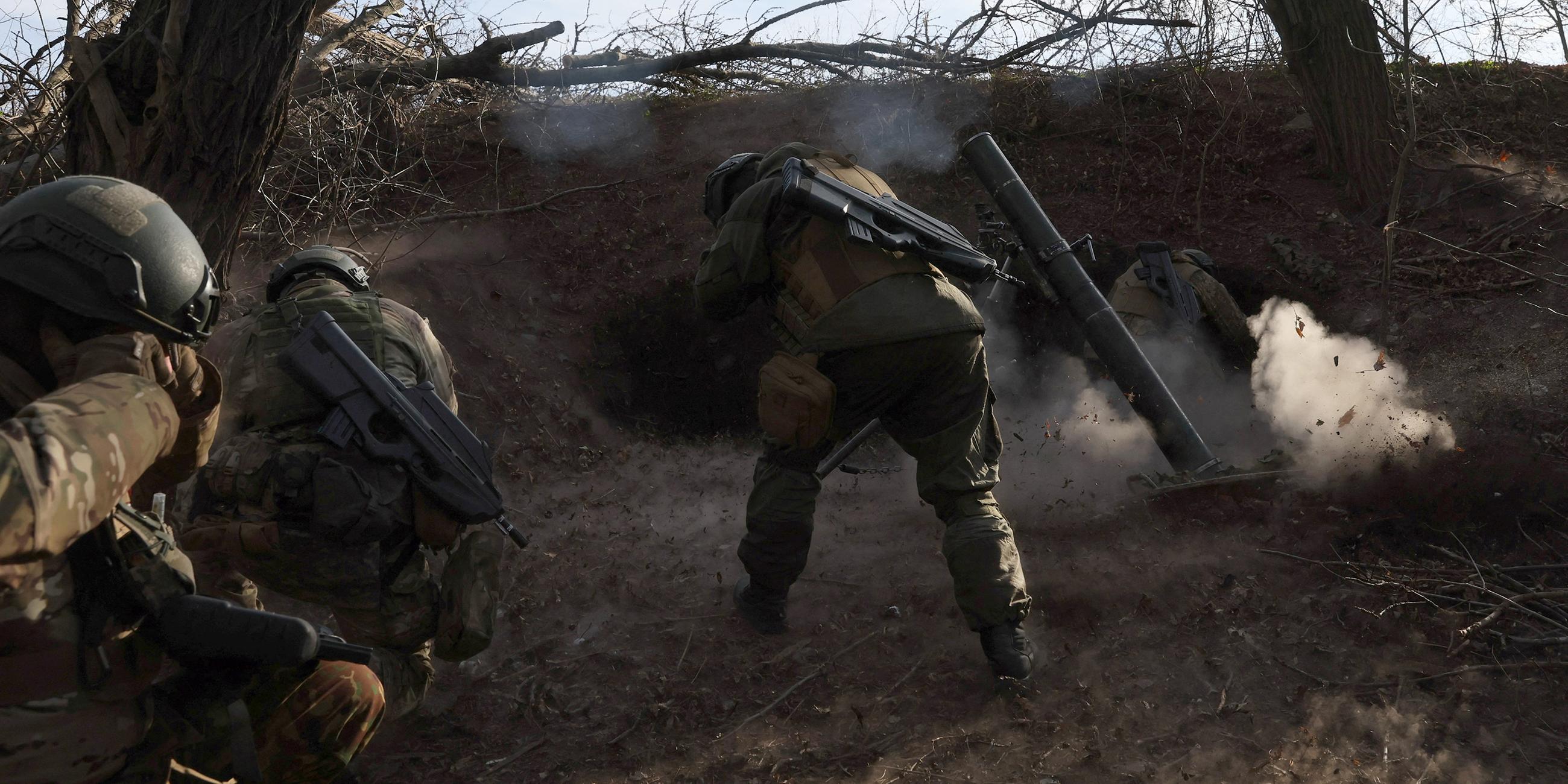 Ukrainische Soldaten feuern eine Granate ab