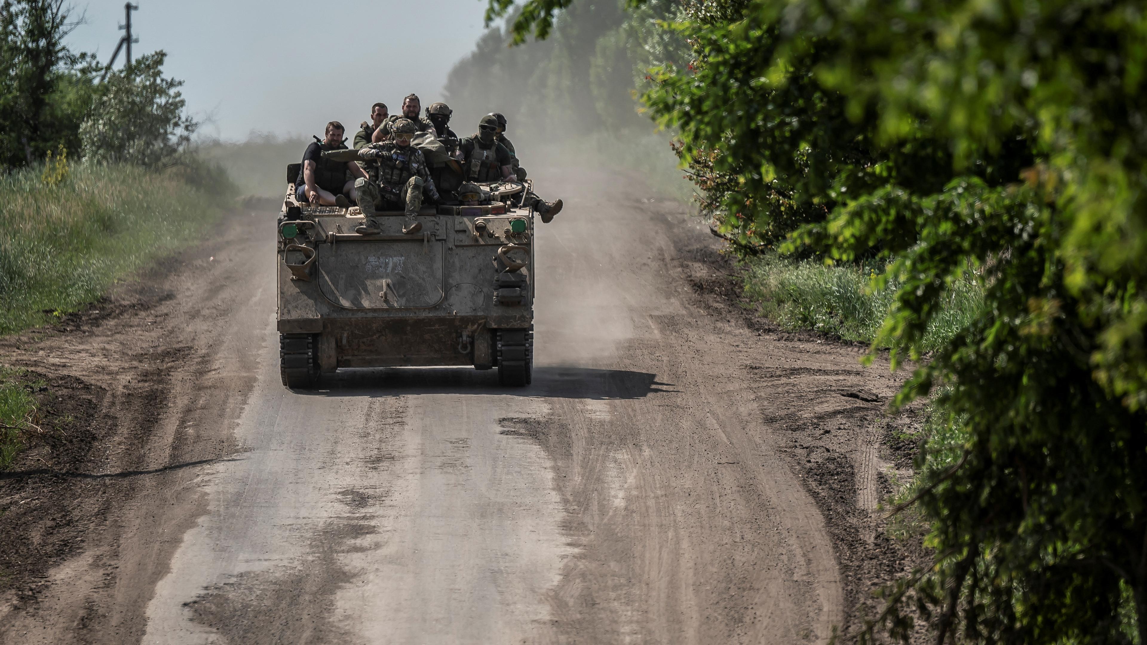Ukrainische Militärangehörige in der Nähe der Frontstadt Bachmut, Region Donezk  am 9.6.2023
