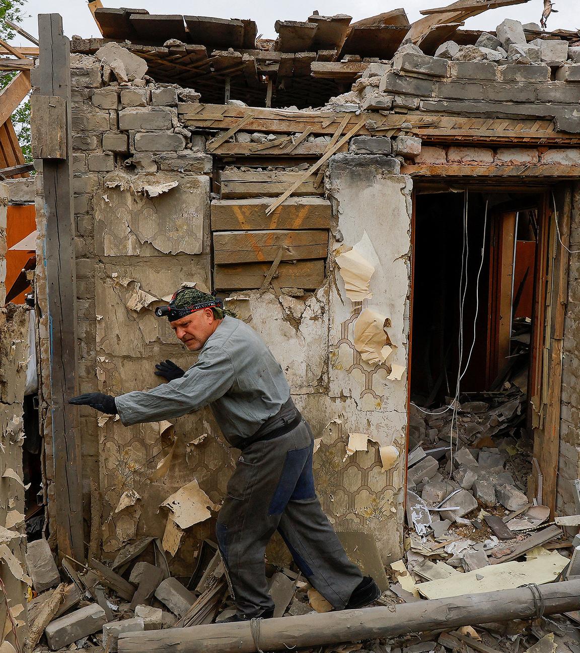 Zerstörtes Haus in der Region Donezk