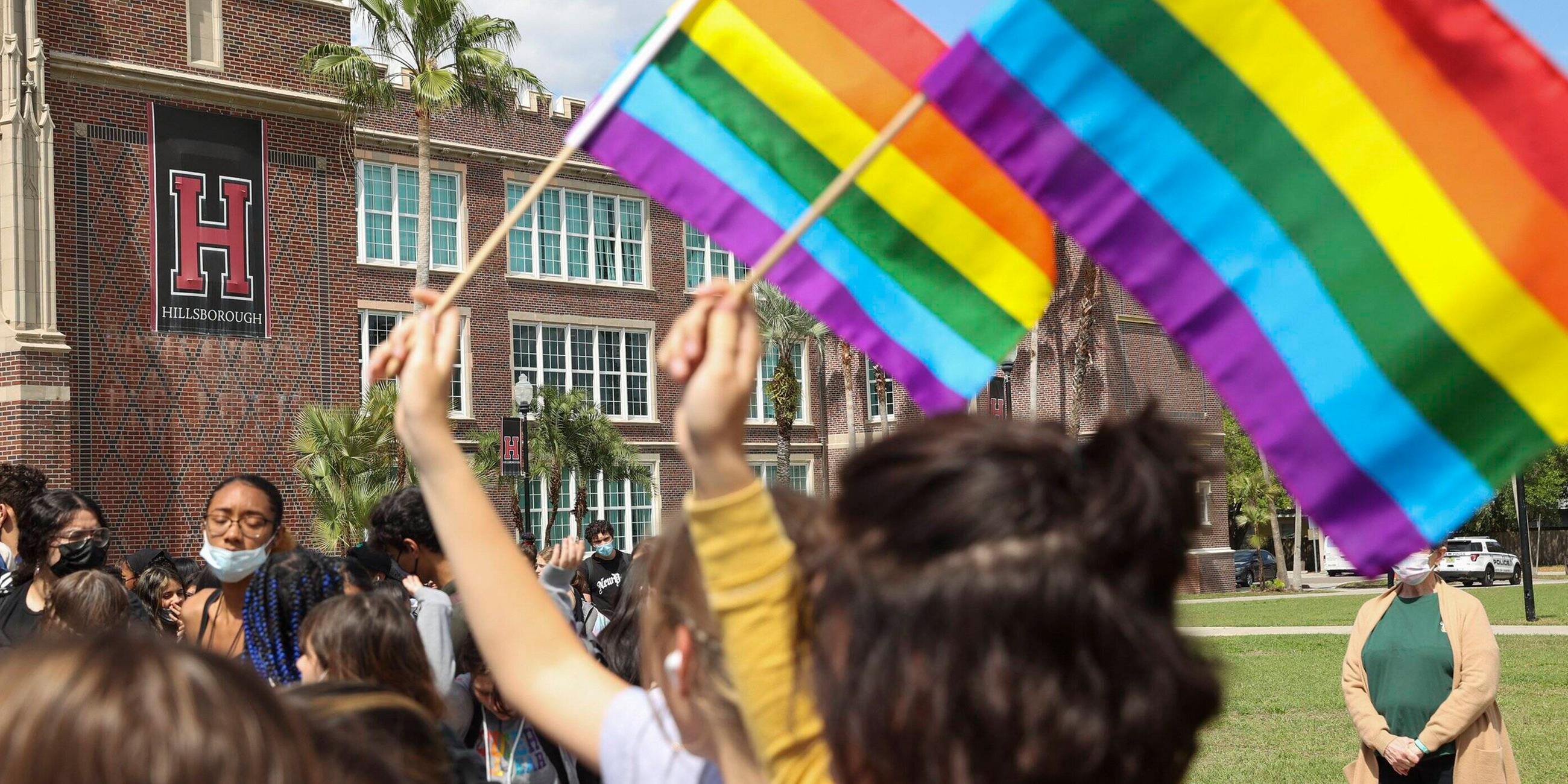 Schüler der Hillsborough High School halten am 03.03.2022 während eines landesweiten Schulstreiks eine LGBTQ-Pride-Flagge in der Hand.