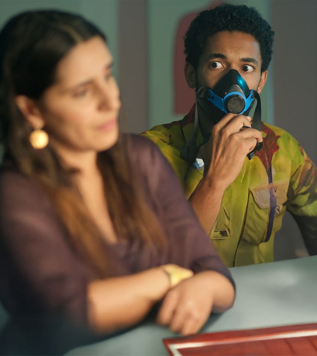 "Doppelhaushälfte - Quarantäne 1": Theo (Benito Bause) trägt eine Atemschutzmaske und blickt panisch zu seiner Frau Mari (Maryam Zaree).