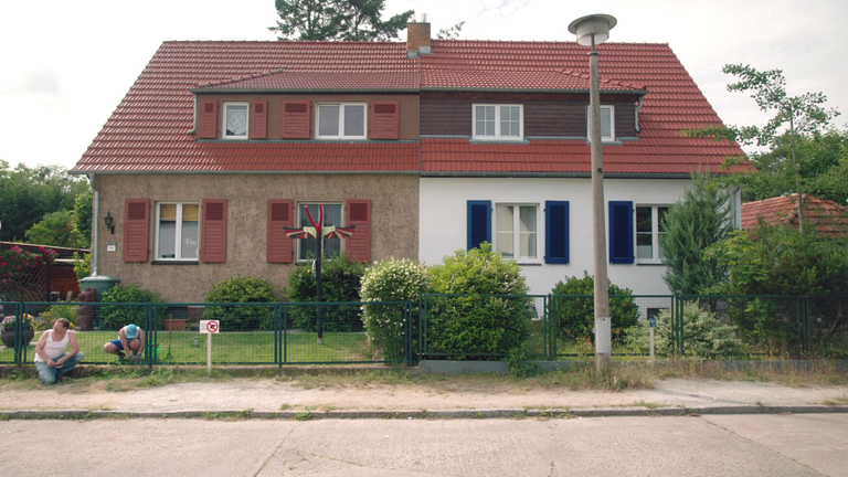 Ein Doppelhaus mit zwei unterschiedlichen Familien unter einem Dach