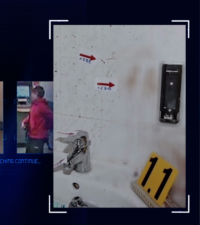 Bild aus der Polizeakte zeigt Tatort - ein Badezimmer. Waschbecken, Wasserhahn, weiße Fliesen, Blautanhaftungen, Markierungen der Spurensicherung. Links daneben: Lichtschematische Darstellung eines Fingerabdrucks.