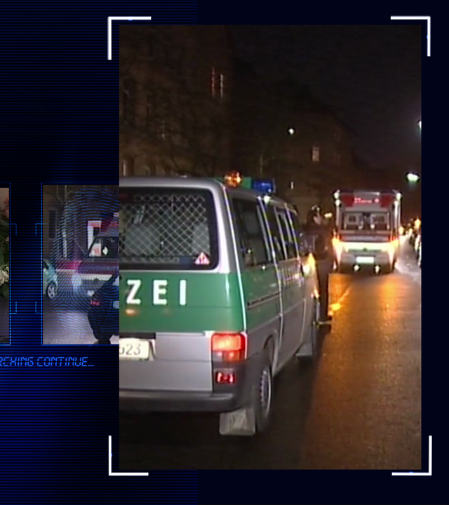 Einsatzszenario bei Nacht: Mehrere Einsatzfahrzeuge der Polizei stehen auf einer Straße. Links daneben: Lichtschematische Darstellung eines Fingerabdrucks