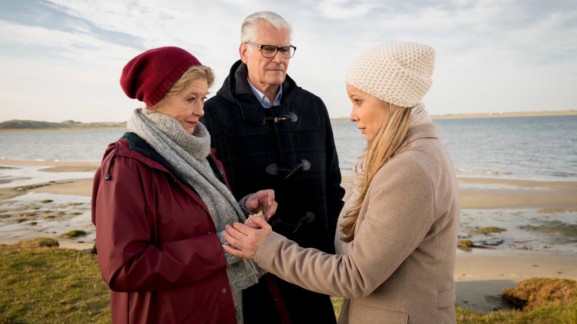 "Dora Heldt: Wind aus West mit starken Böen": An der Küste stehen Bastian de Jong (Sky du Mont), Martha (Lisa Kreuzer) und Katharina (Ann-Kathrin Kramer) sich gegenüber.