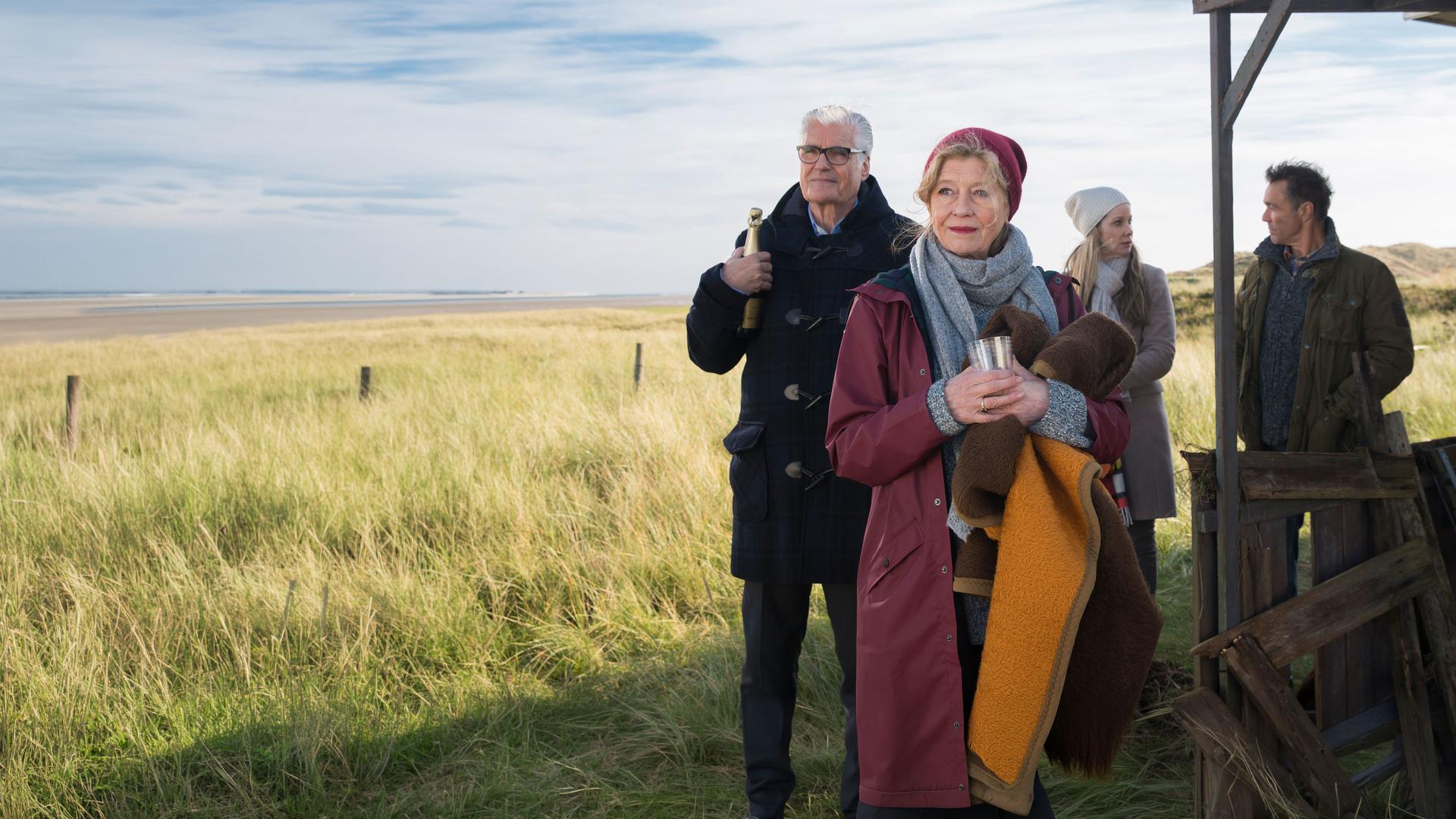 "Dora Heldt: Wind aus West mit starken Böen": Bastian de Jong (Sky du Mont), Martha (Lisa Kreuzer), Katharina (Ann-Kathrin Kramer) und Hennes (Hannes Jaenicke) stehen an einer Hütte in den Dünen.