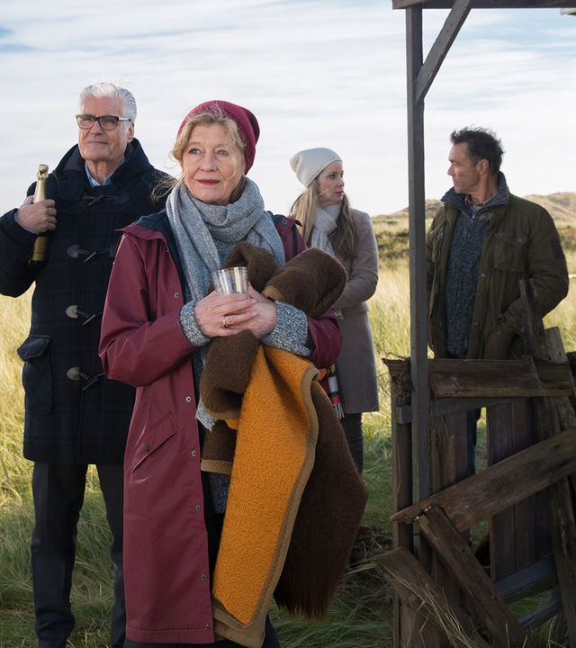 "Dora Heldt: Wind aus West mit starken Böen": Bastian de Jong (Sky du Mont), Martha (Lisa Kreuzer), Katharina (Ann-Kathrin Kramer) und Hennes (Hannes Jaenicke) stehen an einer Hütte in den Dünen.