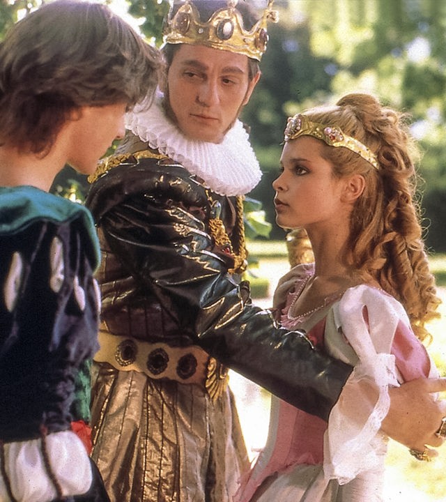 "Dornröschen": Prinz Wilhelm (Gedeon Burkhard) steht dem König (Jozef Adamovic) und Dornröschen (Danka Dinková) gegenüber. Der König hält seiner Tochter schützend den Arm vor den Oberkörper und sieht den Prinzen an.