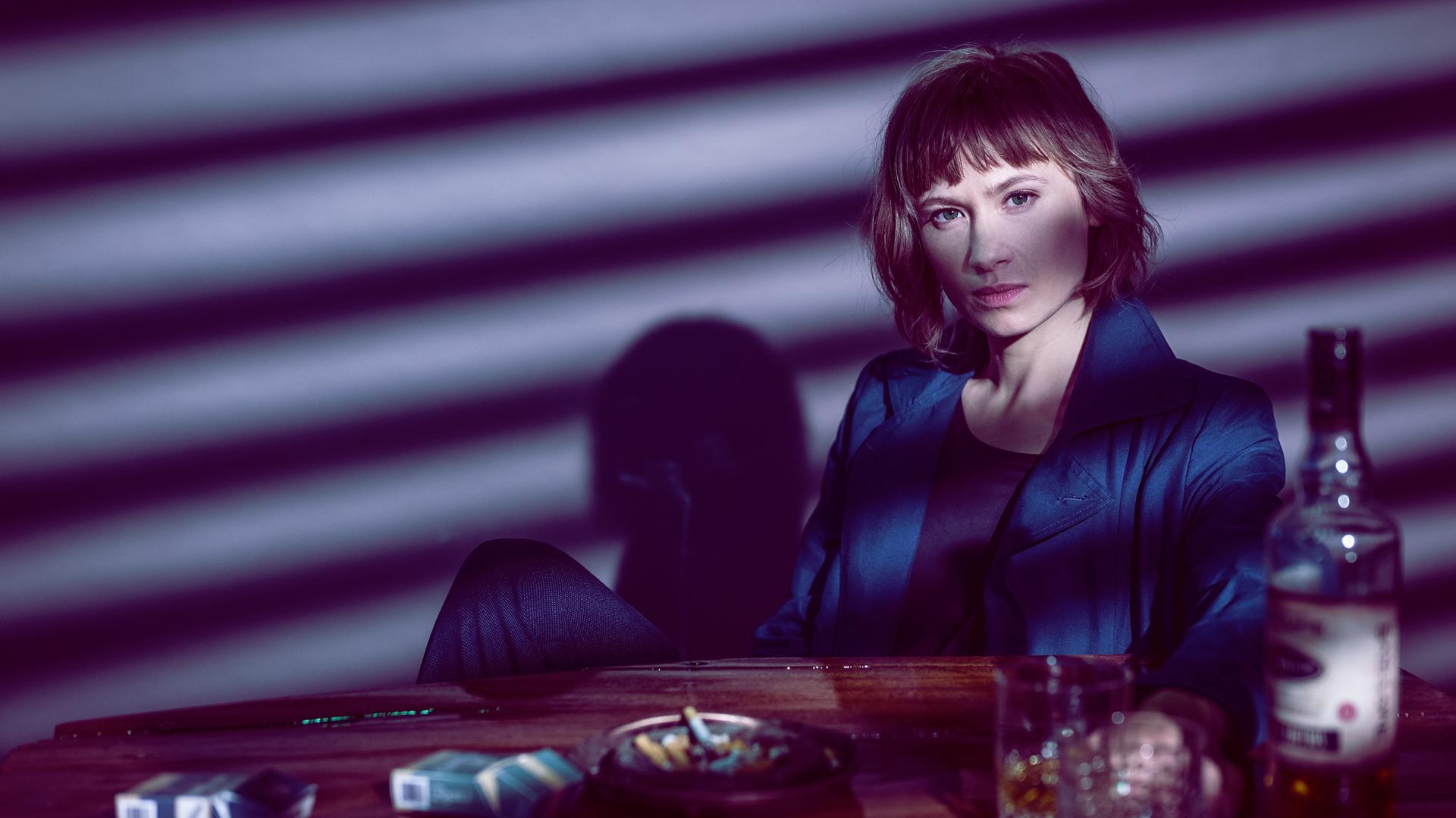 Doro Decker (Alina Levshin) sitzt am Schreibtisch.