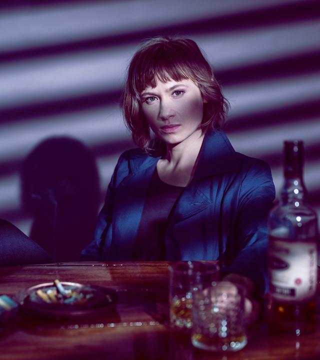 Doro Decker (Alina Levshin) sitzt am Schreibtisch.