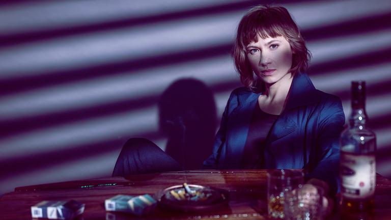 Doro Decker (Alina Levshin) sitzt am Schreibtisch.