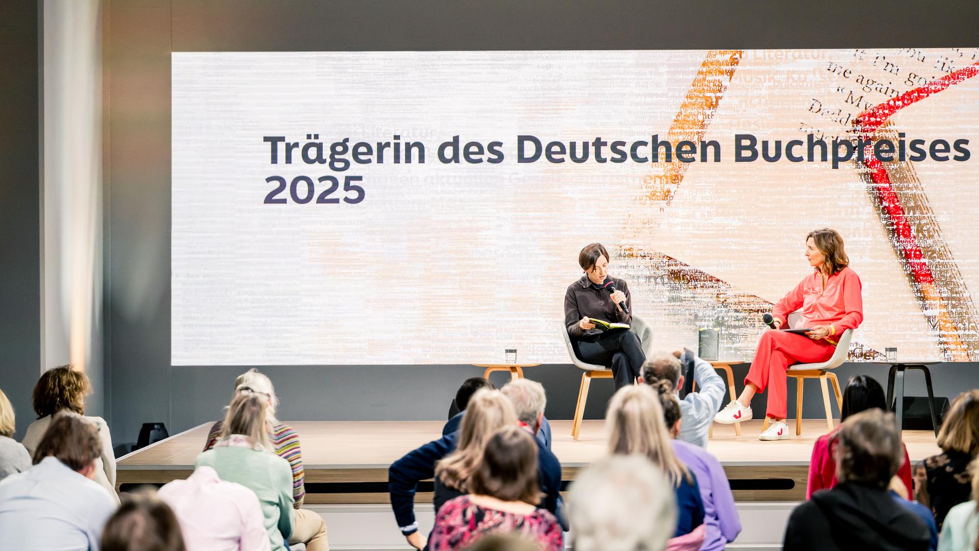 Buchmesse Frankfurt 2025: Dorothee Elmiger Trägerin des Deutschen Buchpreises spricht während eines Interviews auf der Literaturbühne von ARD, ZDF und 3sat. 