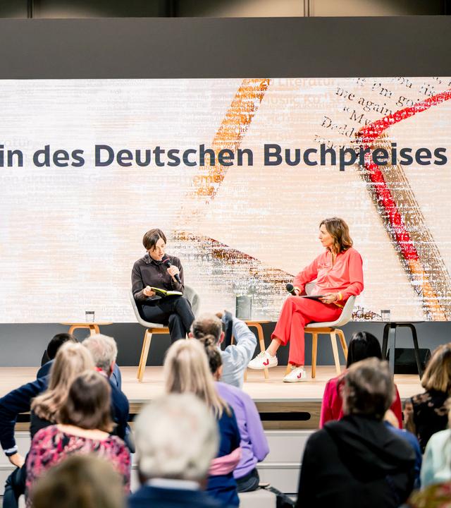 Buchmesse Frankfurt 2025: Dorothee Elmiger Trägerin des Deutschen Buchpreises spricht während eines Interviews auf der Literaturbühne von ARD, ZDF und 3sat. 