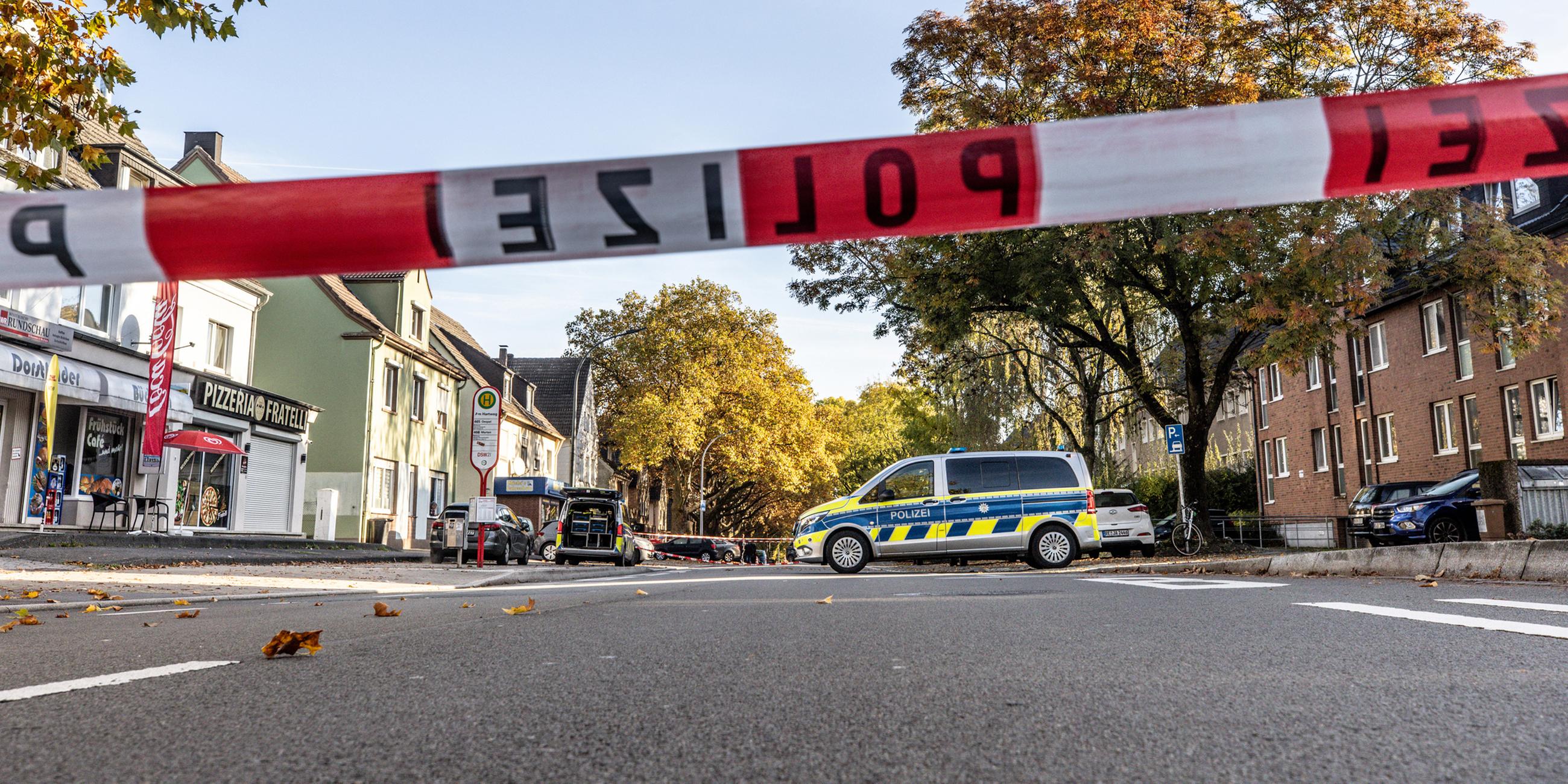 Ein Absperrband der Polizei sichert den Einsatzort in Dortmund