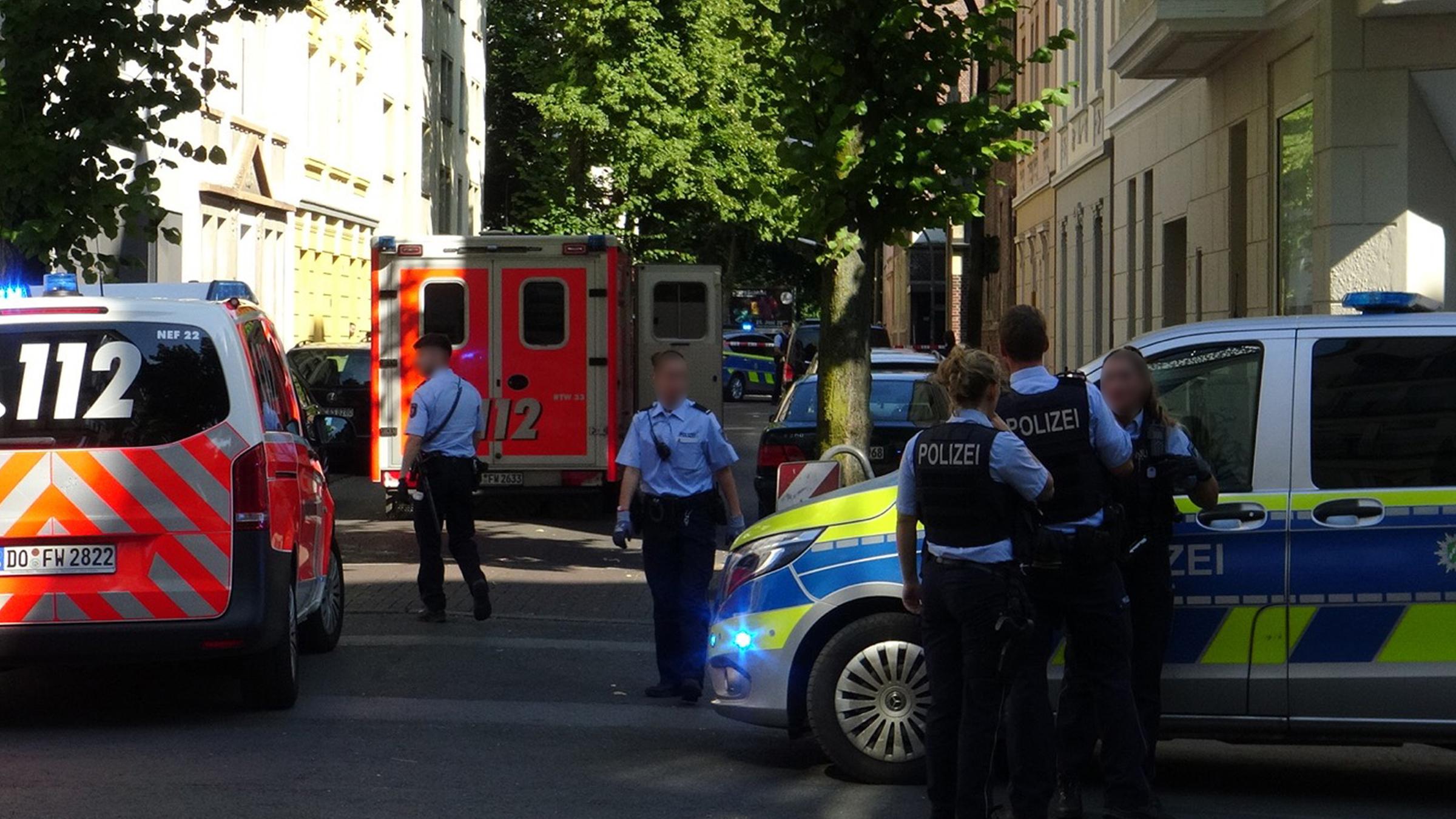 Polizeibeamte sichern einen Einsatzort in der Holsteiner Straße.
