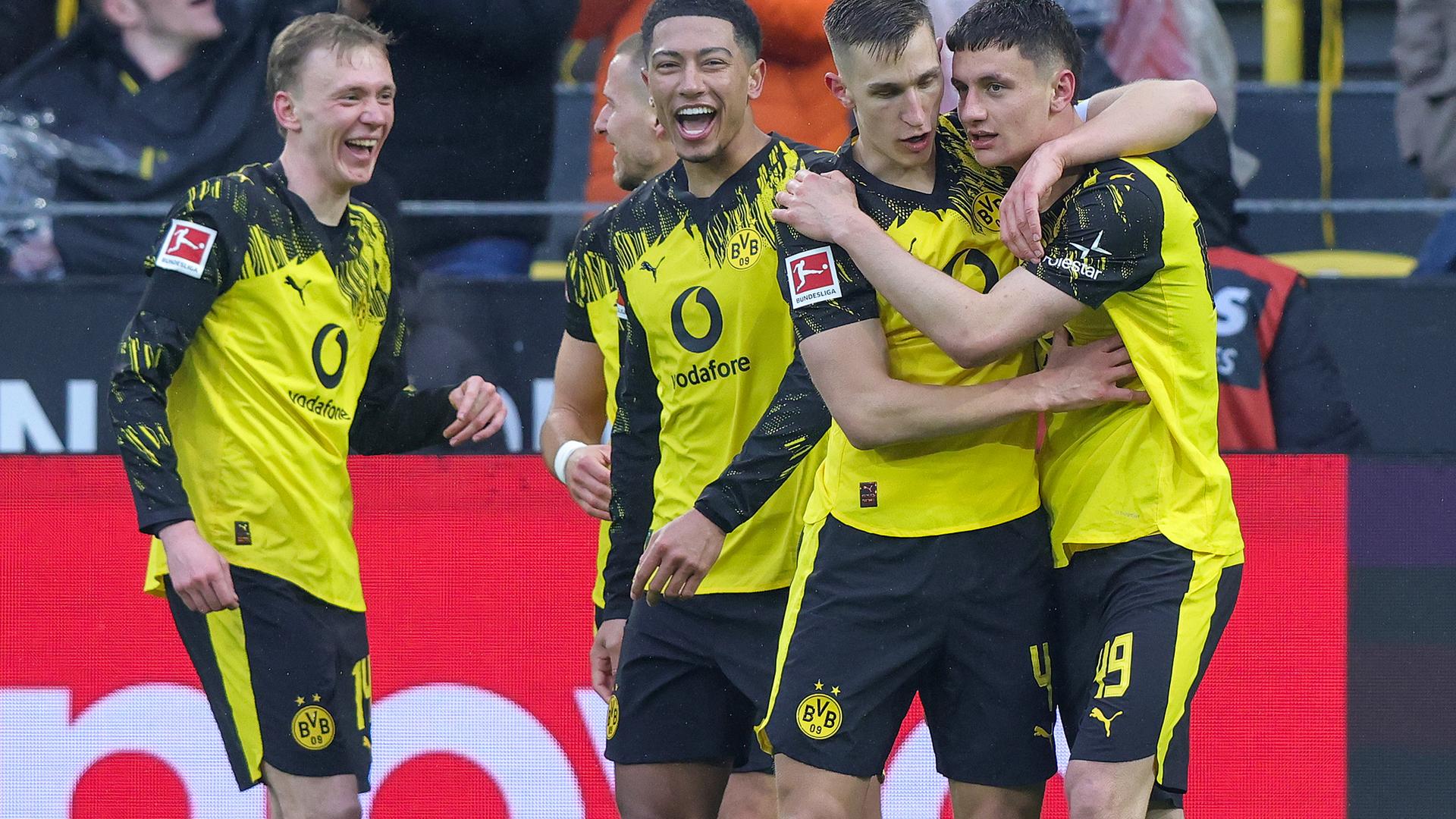 Luca Reggiani jubelt zum 2:0 mit Maximilian Beier, Jobe Bellingham und Nico Schlotterbeck am 14.03.2026 in Dortmund.