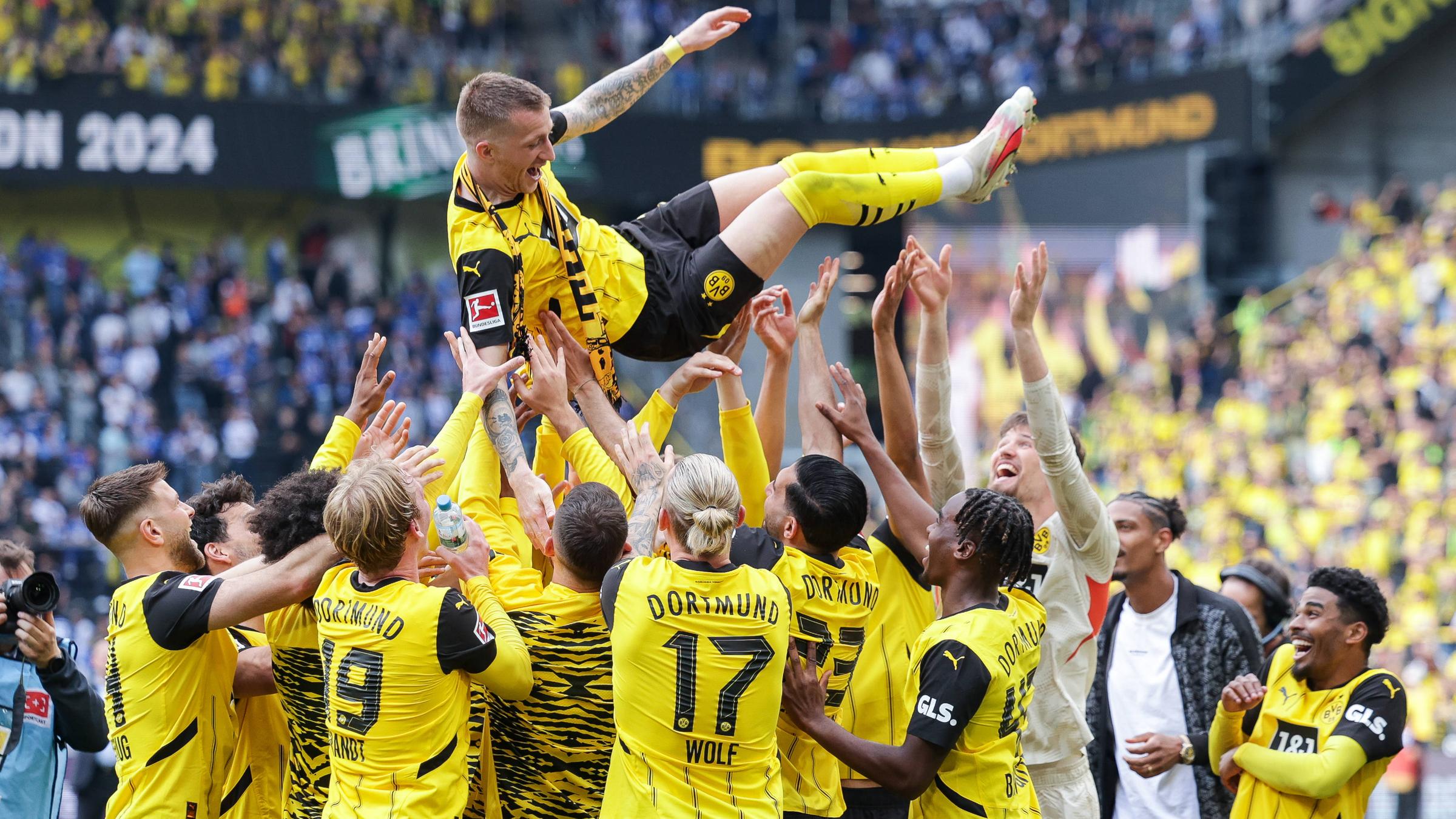 Dortmunds Marco Reus wird von seinen Mitspielern hochgeworfen nach dem Spiel gegen Darmstadt am 18.05.2024.