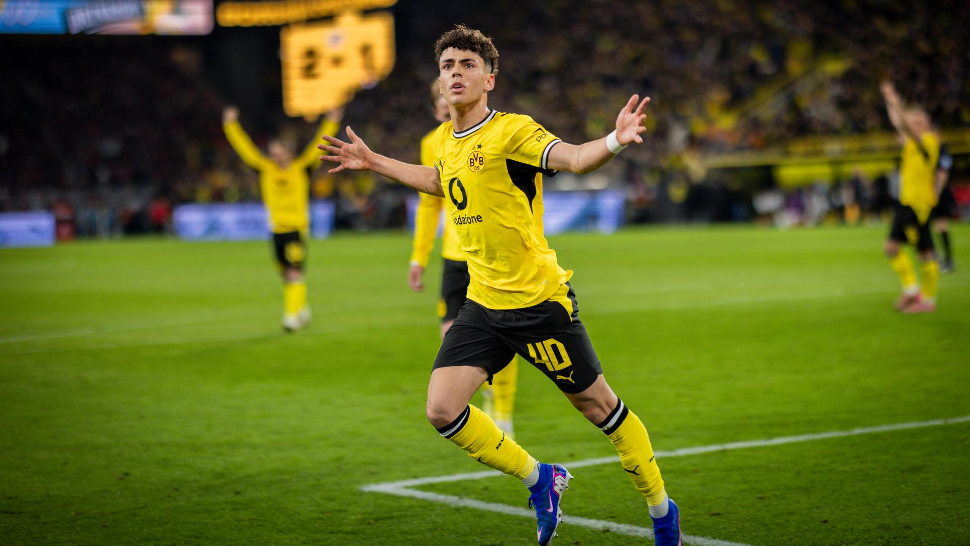 Dortmunds Stürmer Samuele Inácio jubelt nach seinem Treffer zum 3:1 in der Partie gegen Eintracht Frankfurt
